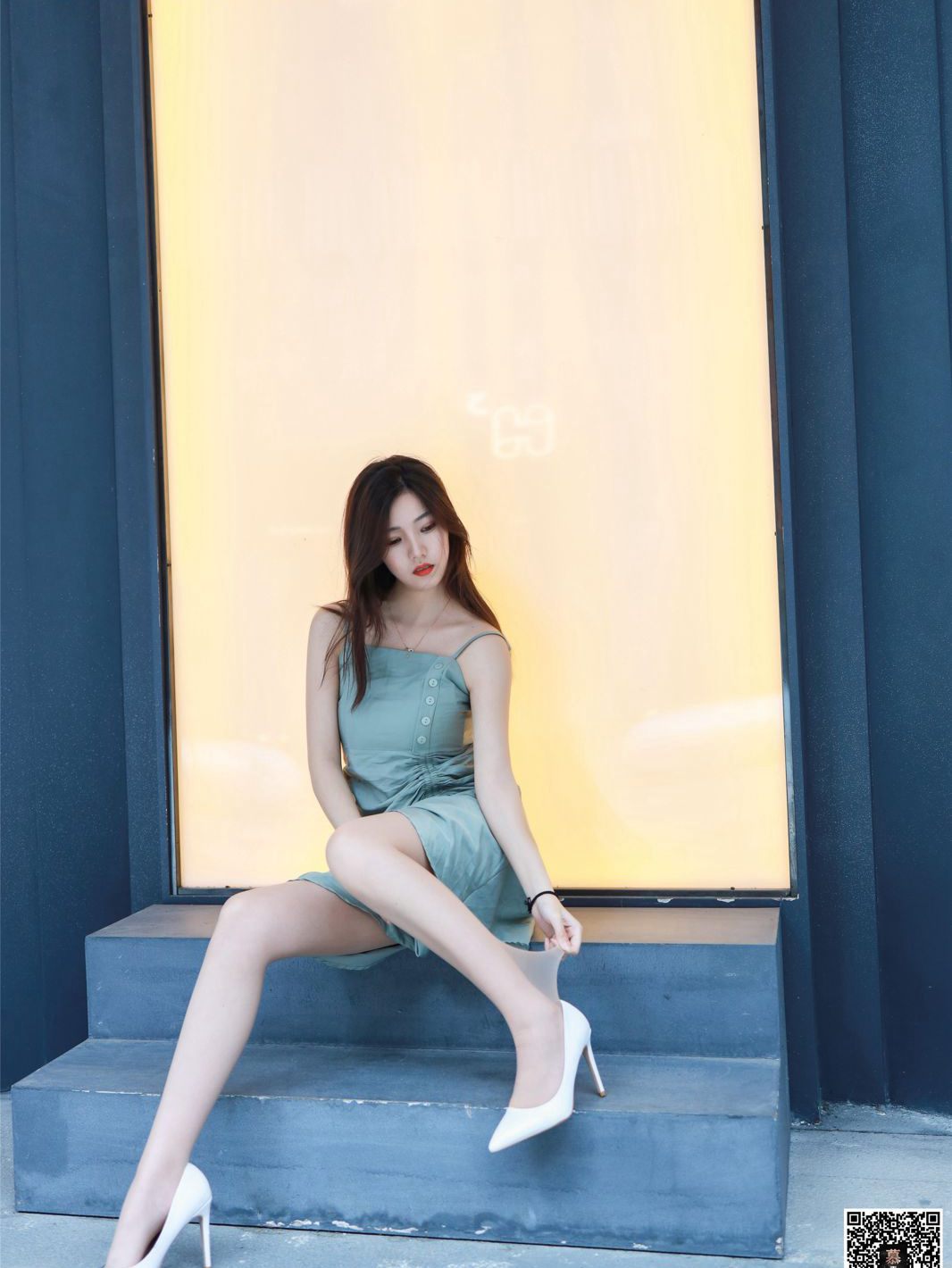 สาวบริสุทธิ์ในถุงน่อง ขาเรียวสวย สาวสวย ถ่ายนอกสถานที่ ชุดเดรส ผิวขาวเซ็กซี่ ภาพถ่าย