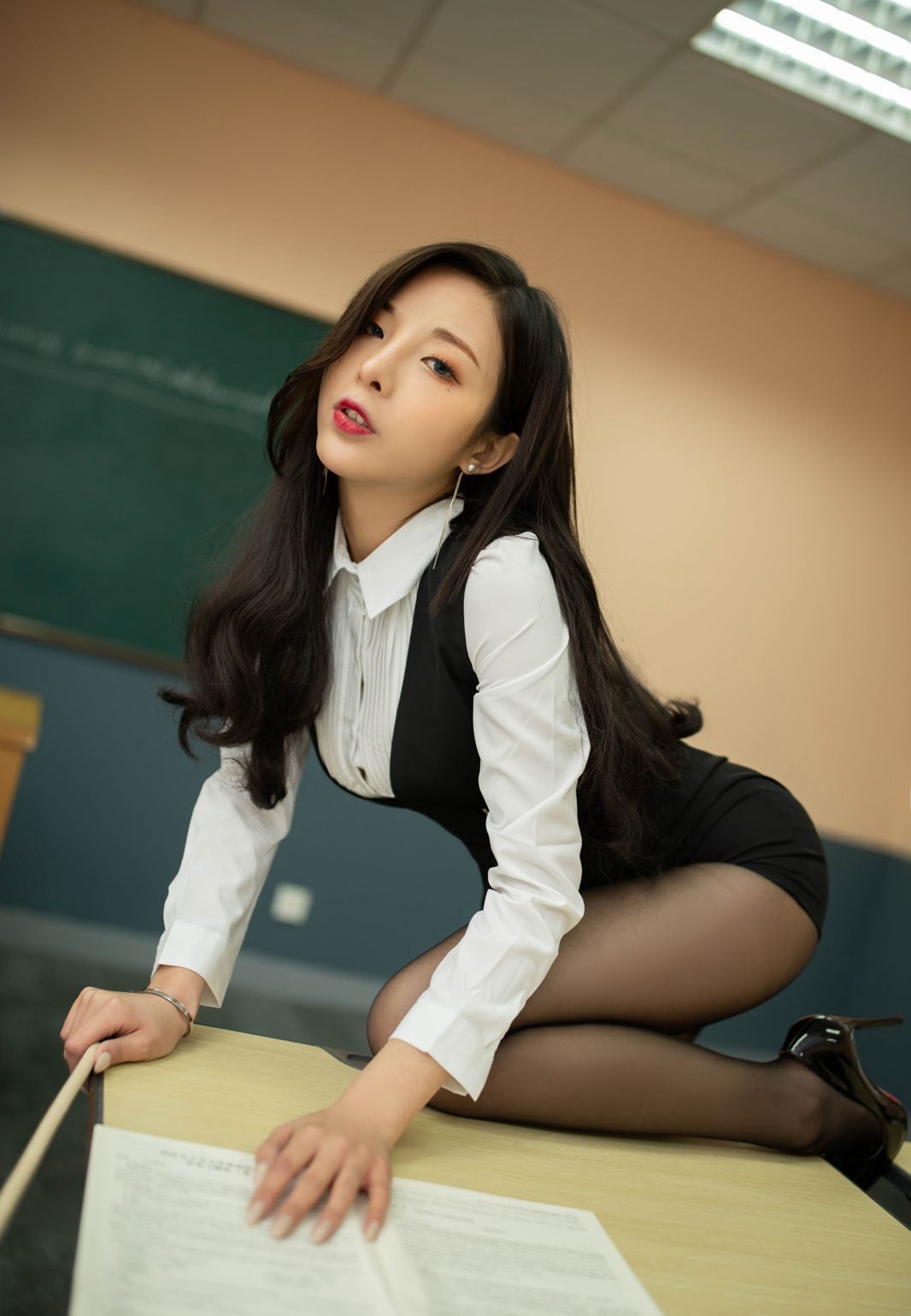 천 소묘의 최고급 블랙 실크 아름다운 다리 솟은 엉덩이 요염한 자세 하이힐 사진