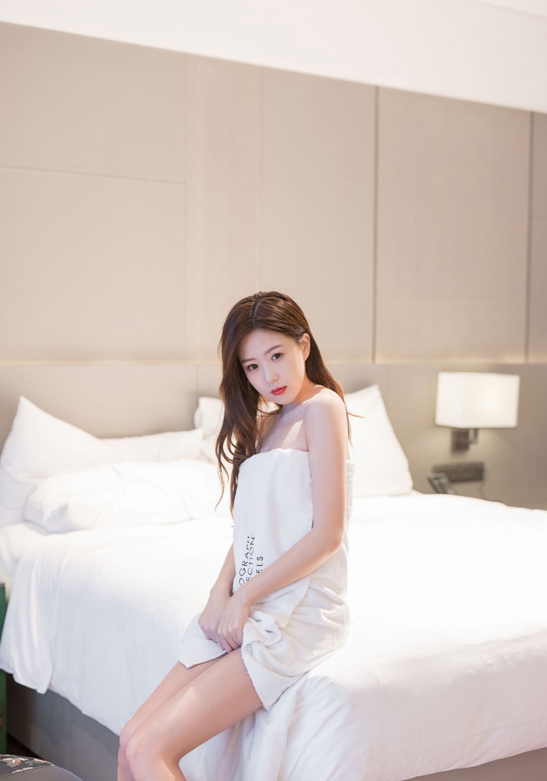 Yang Ziyan Cynthia's Perfect Temptation: Super Straight Beautiful Legs in White Stockings Temptation