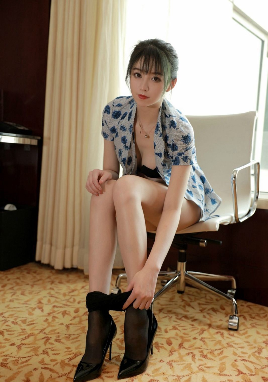 ストッキングを脱いでいる黒ストッキングの美しい脚を持つ制服のキャビビアテンダントの誘惑