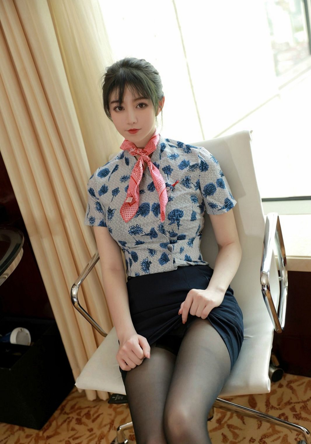 ストッキングを脱いでいる黒ストッキングの美しい脚を持つ制服のキャビビアテンダントの誘惑