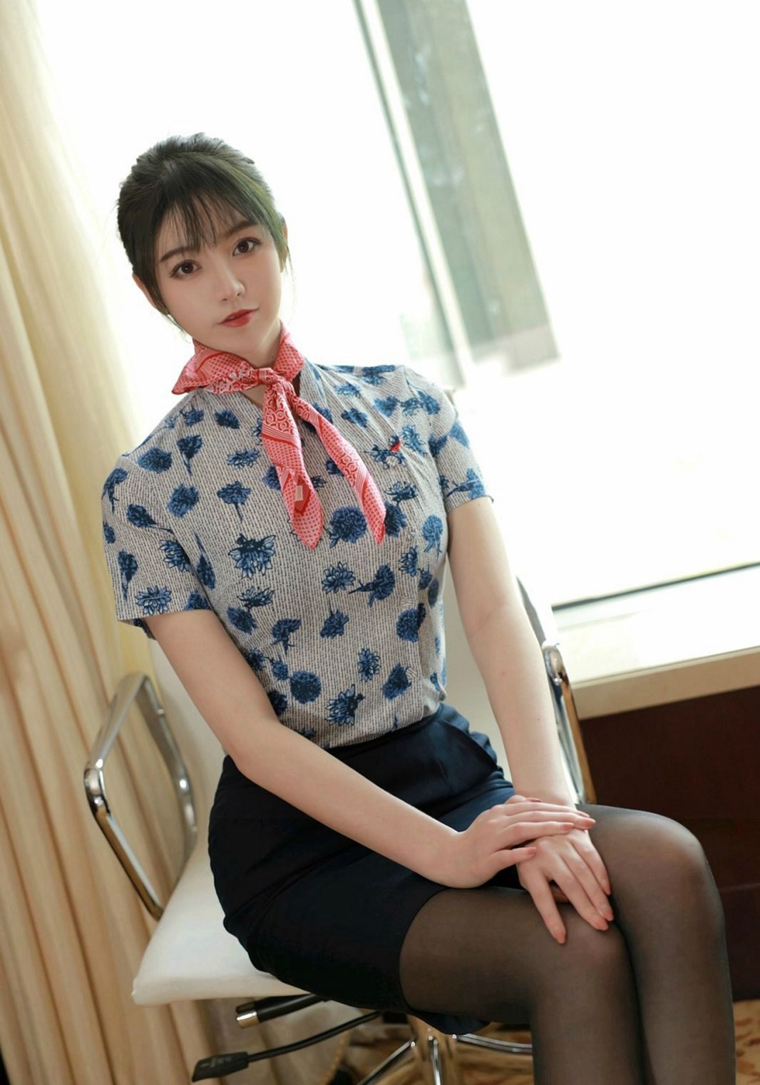 ストッキングを脱いでいる黒ストッキングの美しい脚を持つ制服のキャビビアテンダントの誘惑