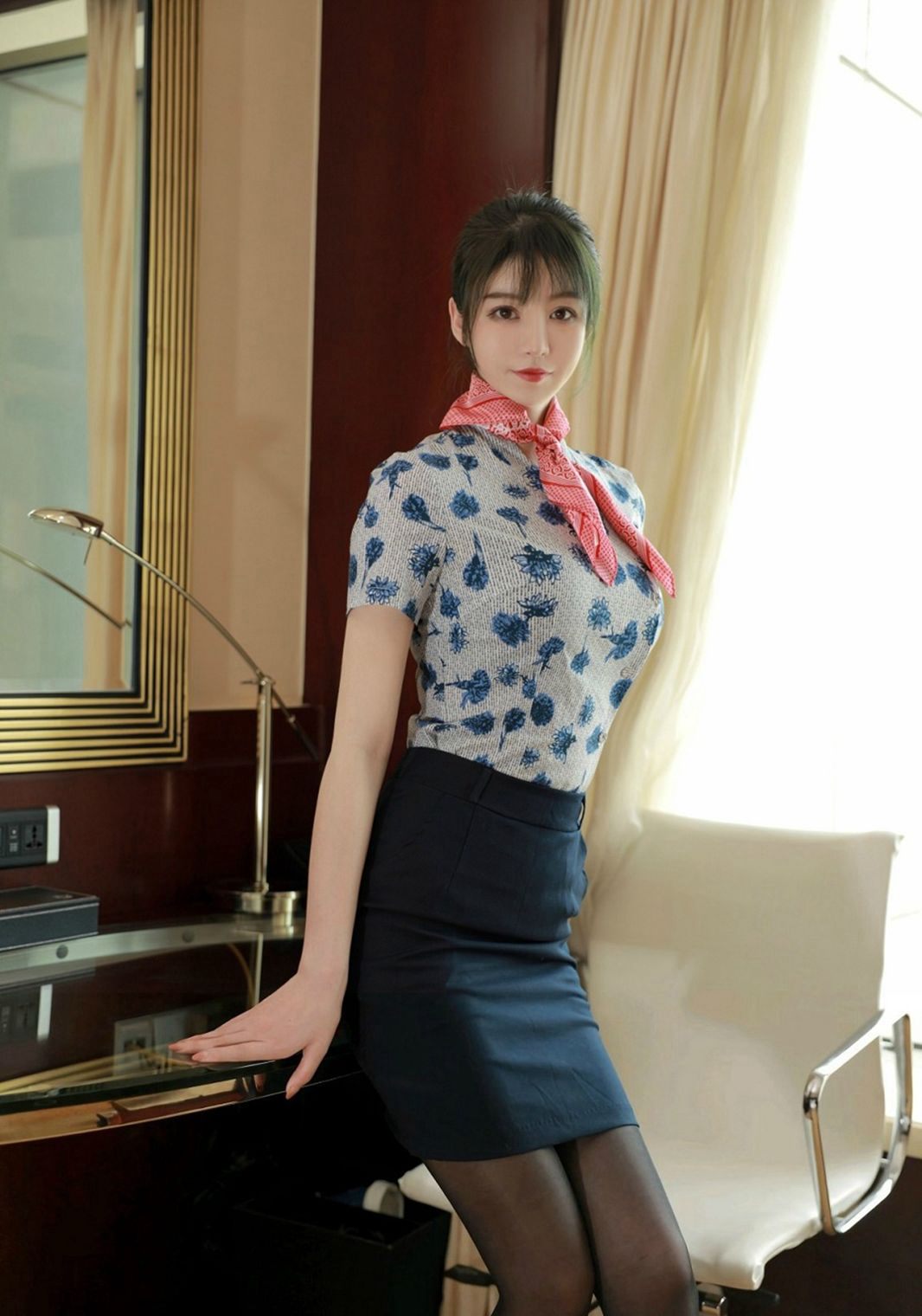 ストッキングを脱いでいる黒ストッキングの美しい脚を持つ制服のキャビビアテンダントの誘惑