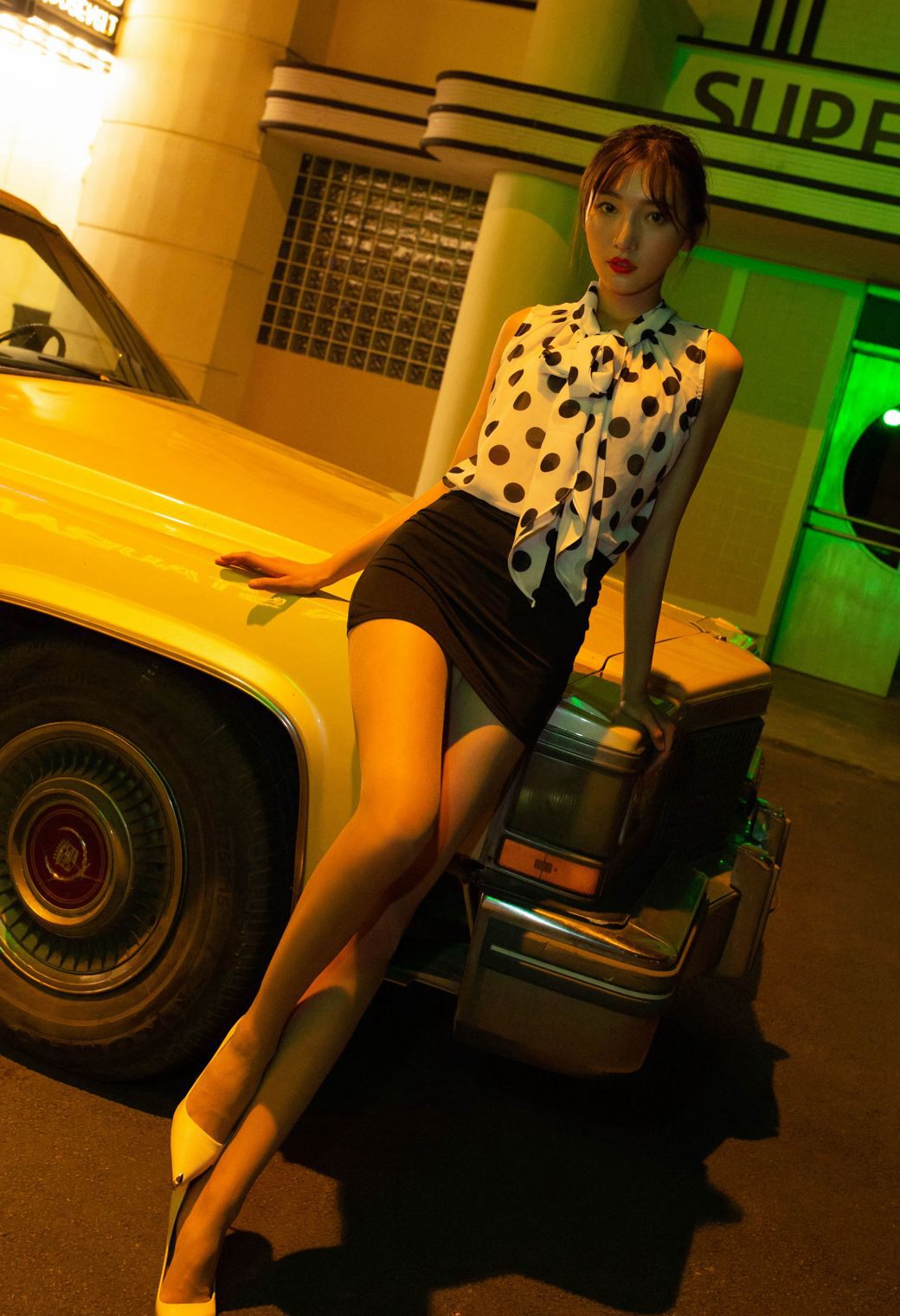 肉色ストッキングの美脚 車内での風流誘惑 尻を突き出しての高画質 玉足美脚写真集