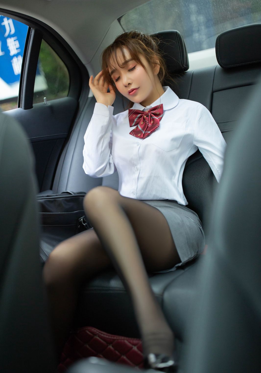 Tao Xile Lele in uncensored flight attendant uniform with black stockings, short skirt, and beautiful buttocks.