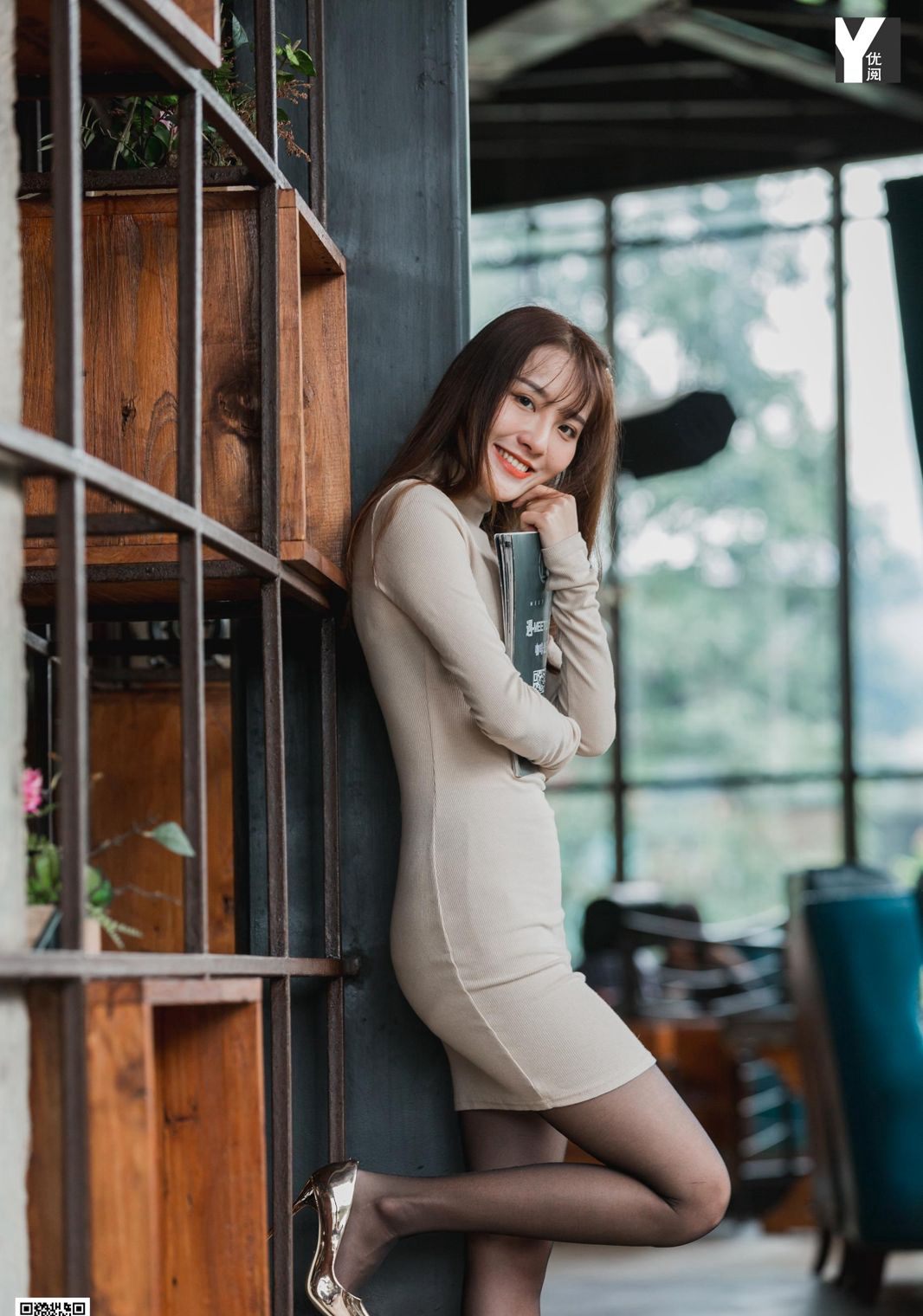 Wan Ping cực kỳ quyến rũ, gợi cảm với đôi chân đẹp, tất đen, giày cao gót, mông cong hấp dẫn trong bộ ảnh.