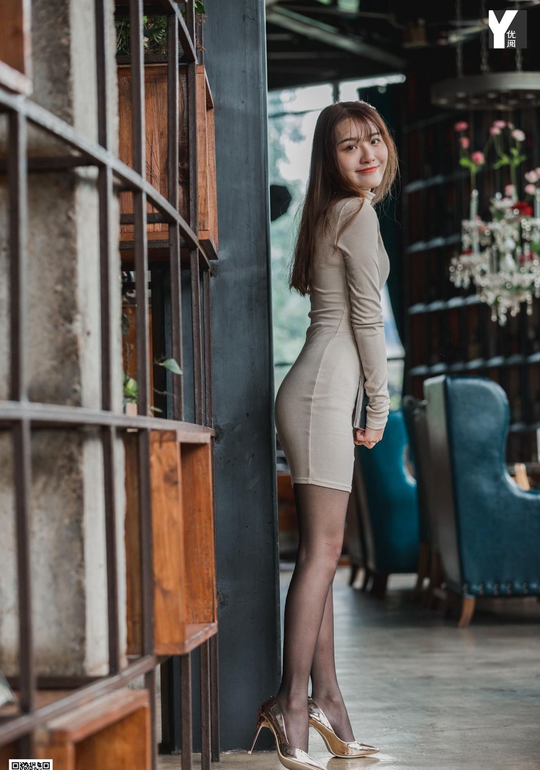 Wan Ping cực kỳ quyến rũ, gợi cảm với đôi chân đẹp, tất đen, giày cao gót, mông cong hấp dẫn trong bộ ảnh.