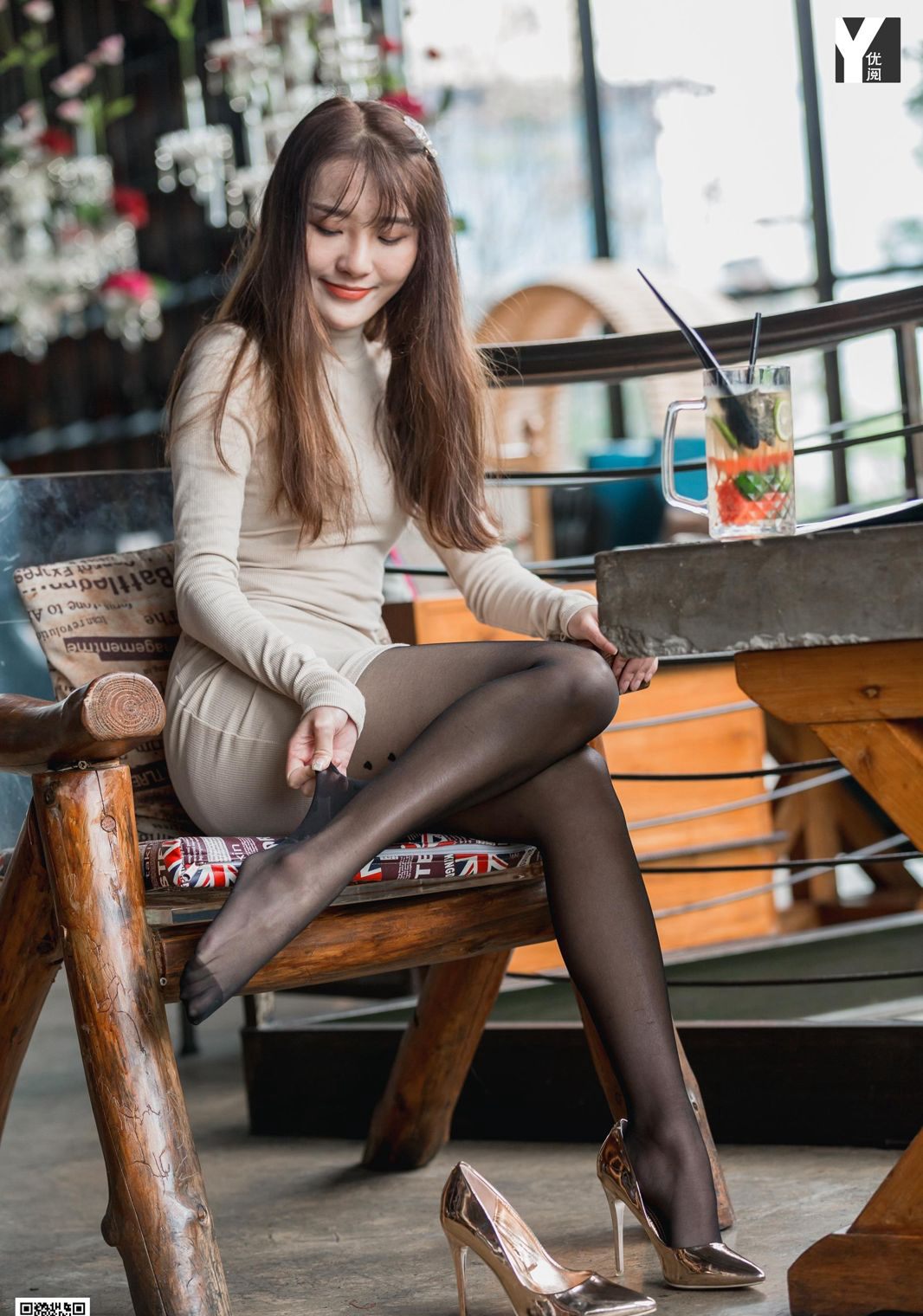 หวั่นปิง การล่อใจขั้นสุดยอด เซ็กซี่ ขาสวย ถุงน่องดำ รองเท้าส้นสูง การล่อใจ ก้นงอน ภาพถ่าย