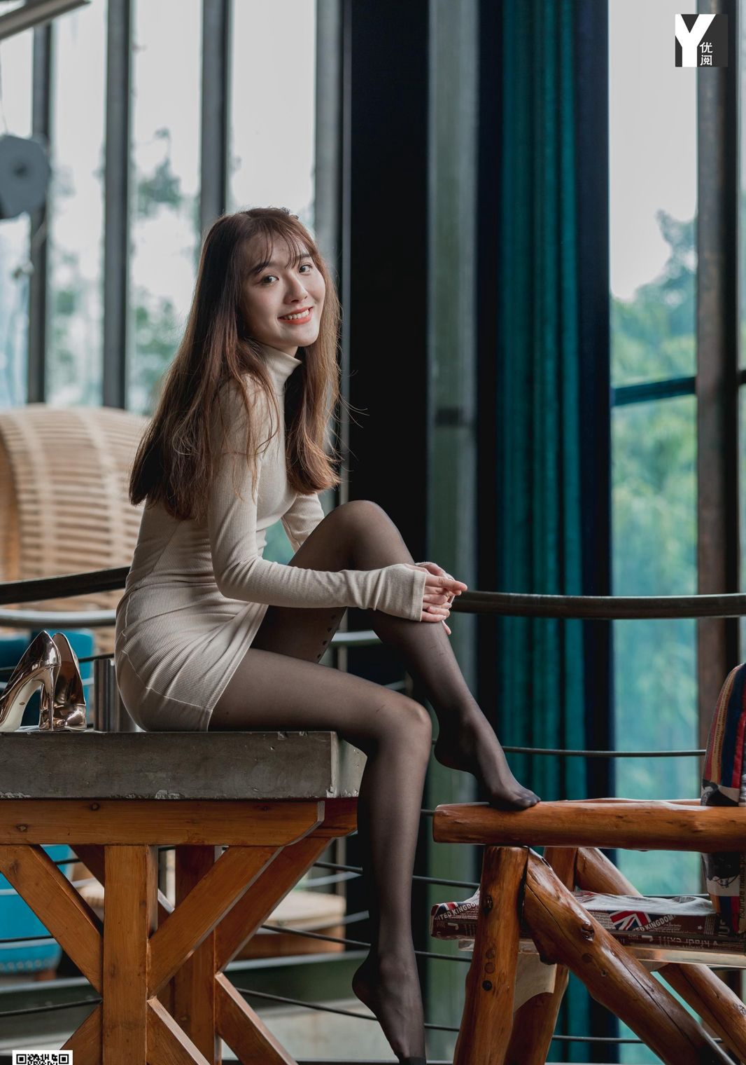 หวั่นปิง การล่อใจขั้นสุดยอด เซ็กซี่ ขาสวย ถุงน่องดำ รองเท้าส้นสูง การล่อใจ ก้นงอน ภาพถ่าย