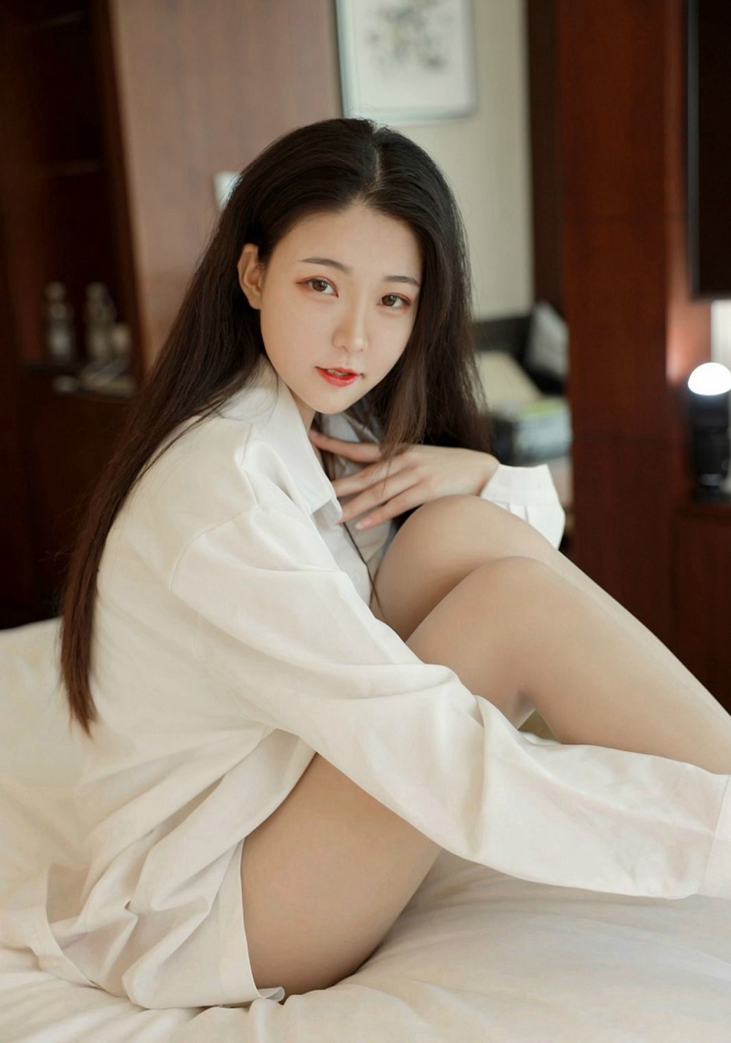 로라 장소니의 섹시 잠옷, 최고급 살색 스타킹, 하얀 피부 미녀의 아름다운 다리