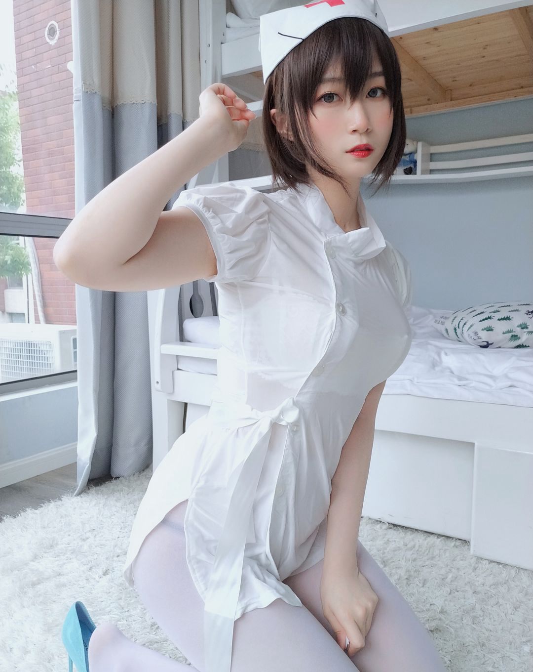COS quy mô lớn siêu khiêu dâm Bạc 81 với tất trắng, chân đẹp, trang phục y tá gợi cảm