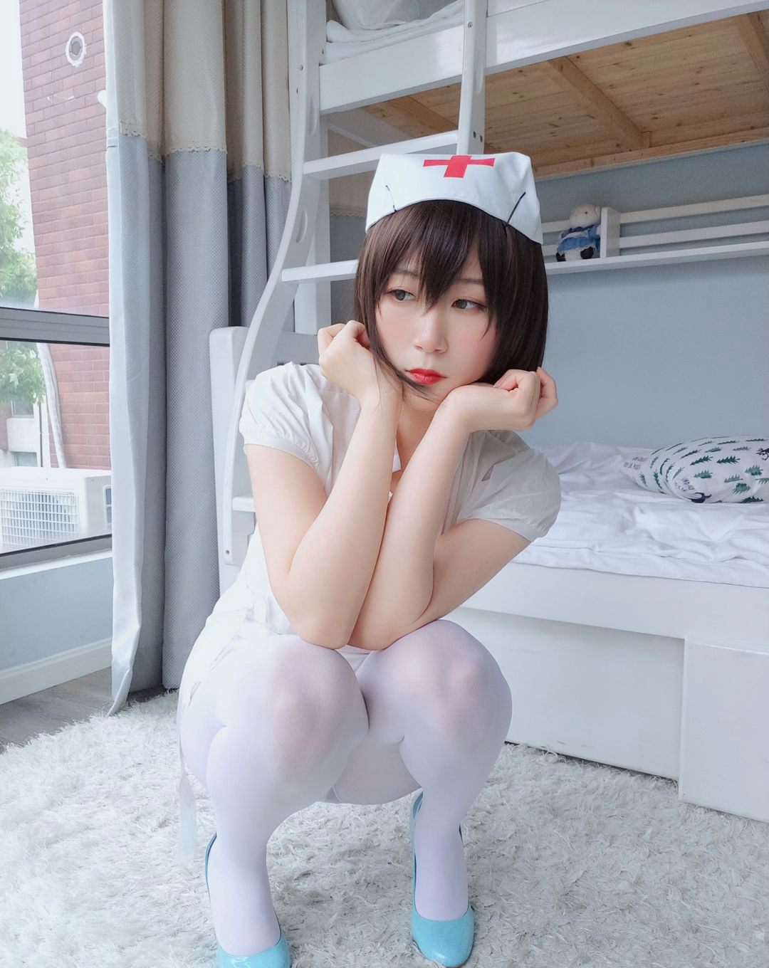 COS quy mô lớn siêu khiêu dâm Bạc 81 với tất trắng, chân đẹp, trang phục y tá gợi cảm