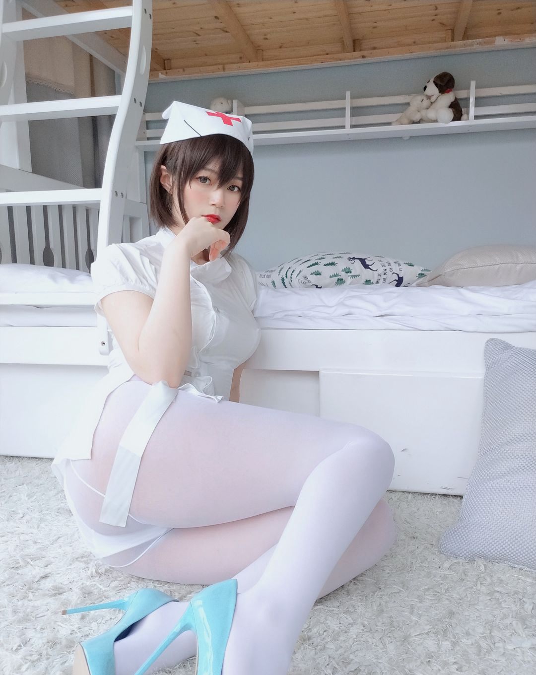 COS quy mô lớn siêu khiêu dâm Bạc 81 với tất trắng, chân đẹp, trang phục y tá gợi cảm