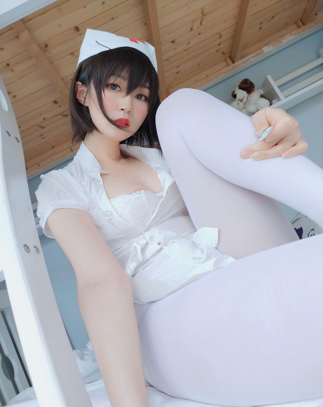 COS quy mô lớn siêu khiêu dâm Bạc 81 với tất trắng, chân đẹp, trang phục y tá gợi cảm