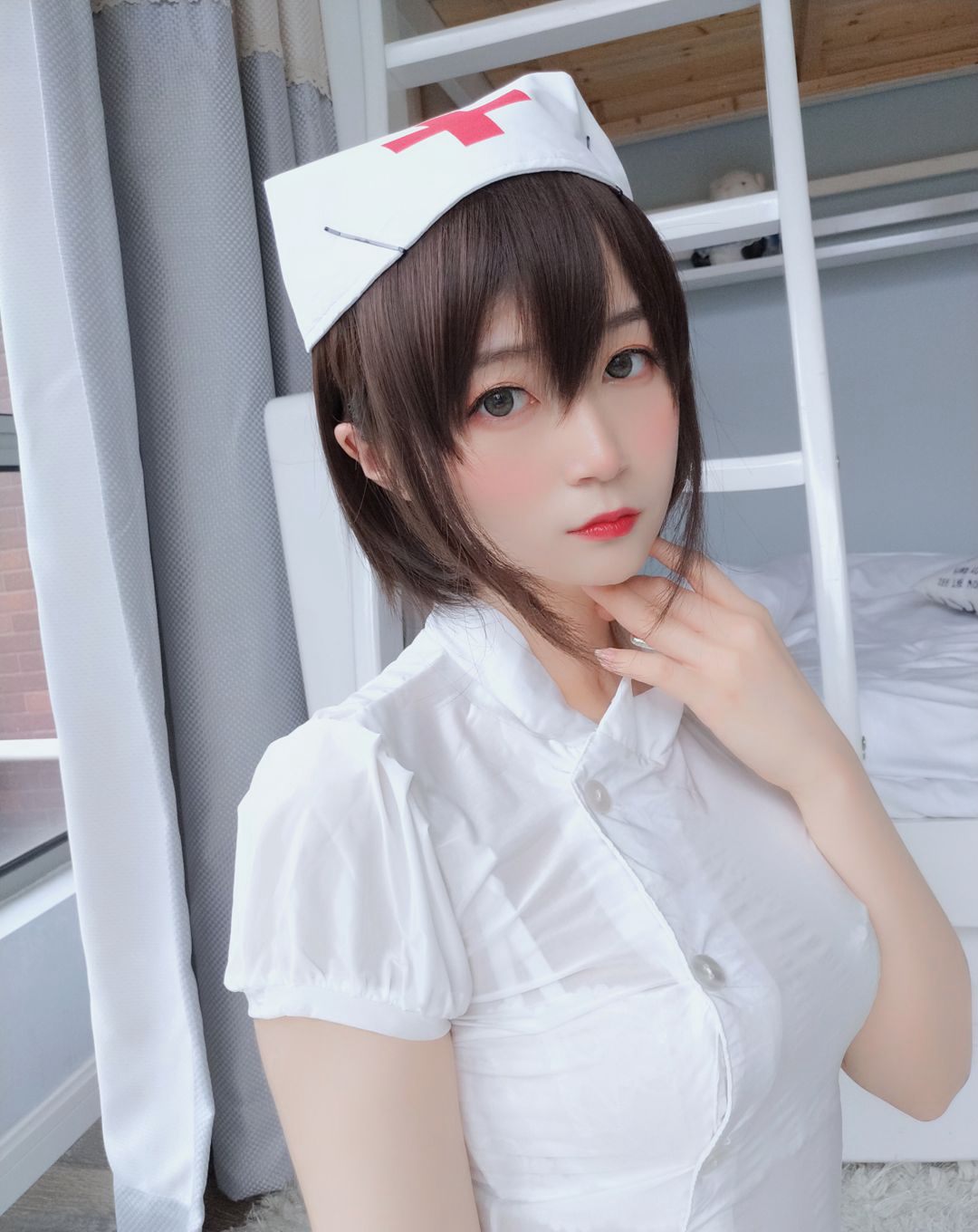 COS quy mô lớn siêu khiêu dâm Bạc 81 với tất trắng, chân đẹp, trang phục y tá gợi cảm