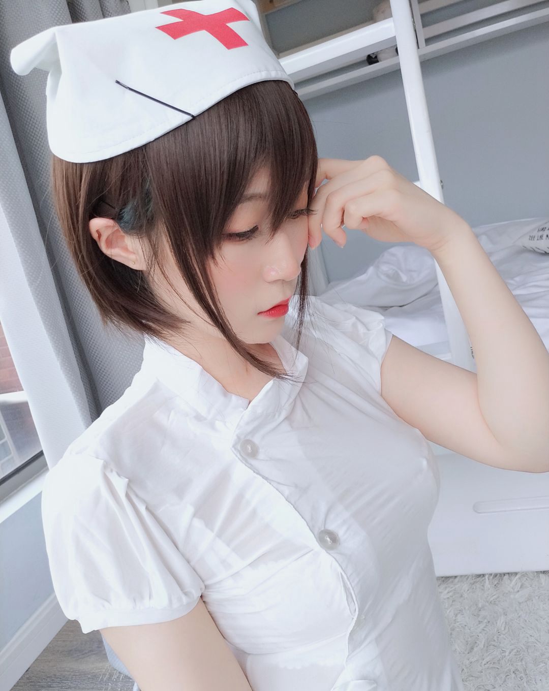 COS quy mô lớn siêu khiêu dâm Bạc 81 với tất trắng, chân đẹp, trang phục y tá gợi cảm