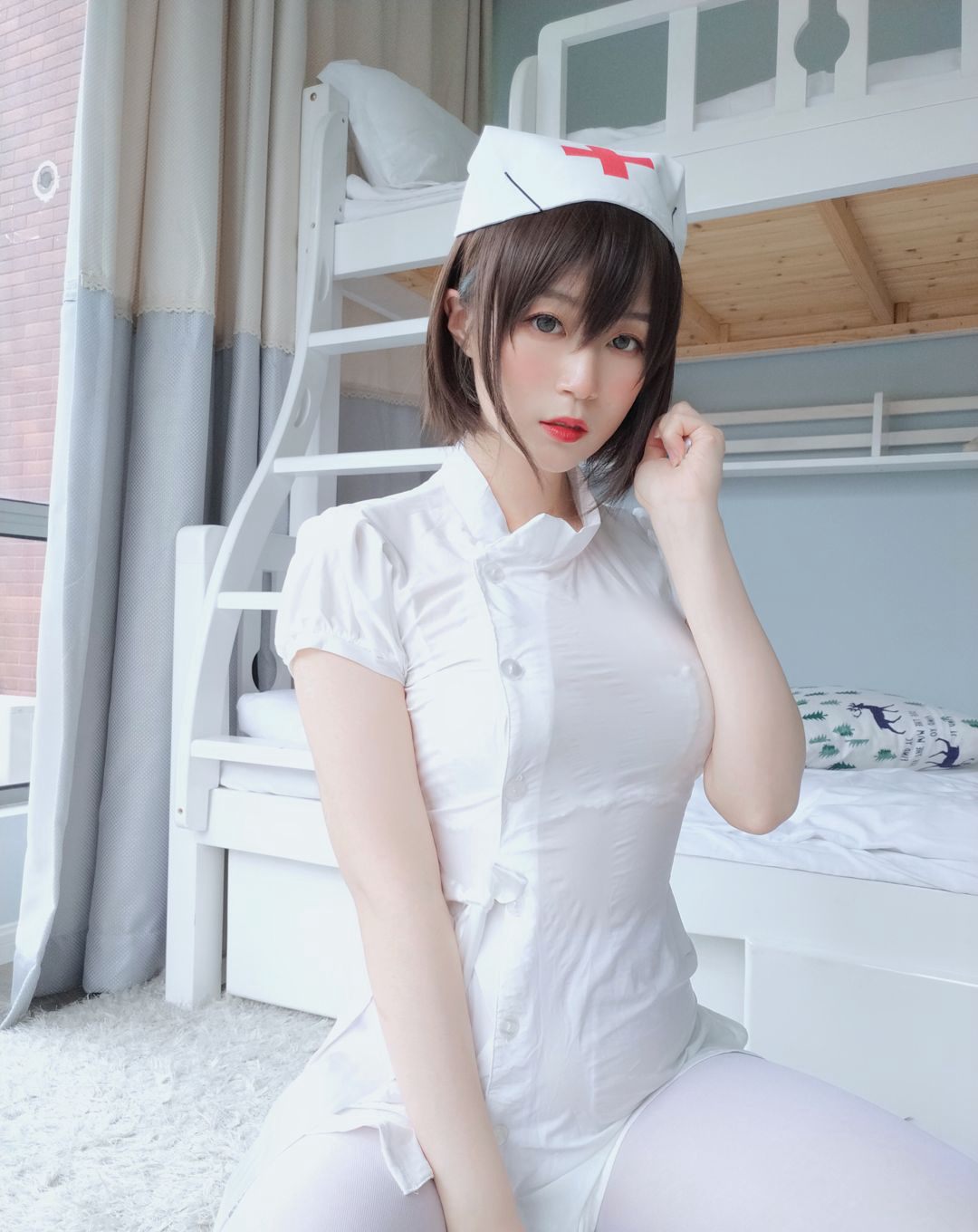 COS quy mô lớn siêu khiêu dâm Bạc 81 với tất trắng, chân đẹp, trang phục y tá gợi cảm
