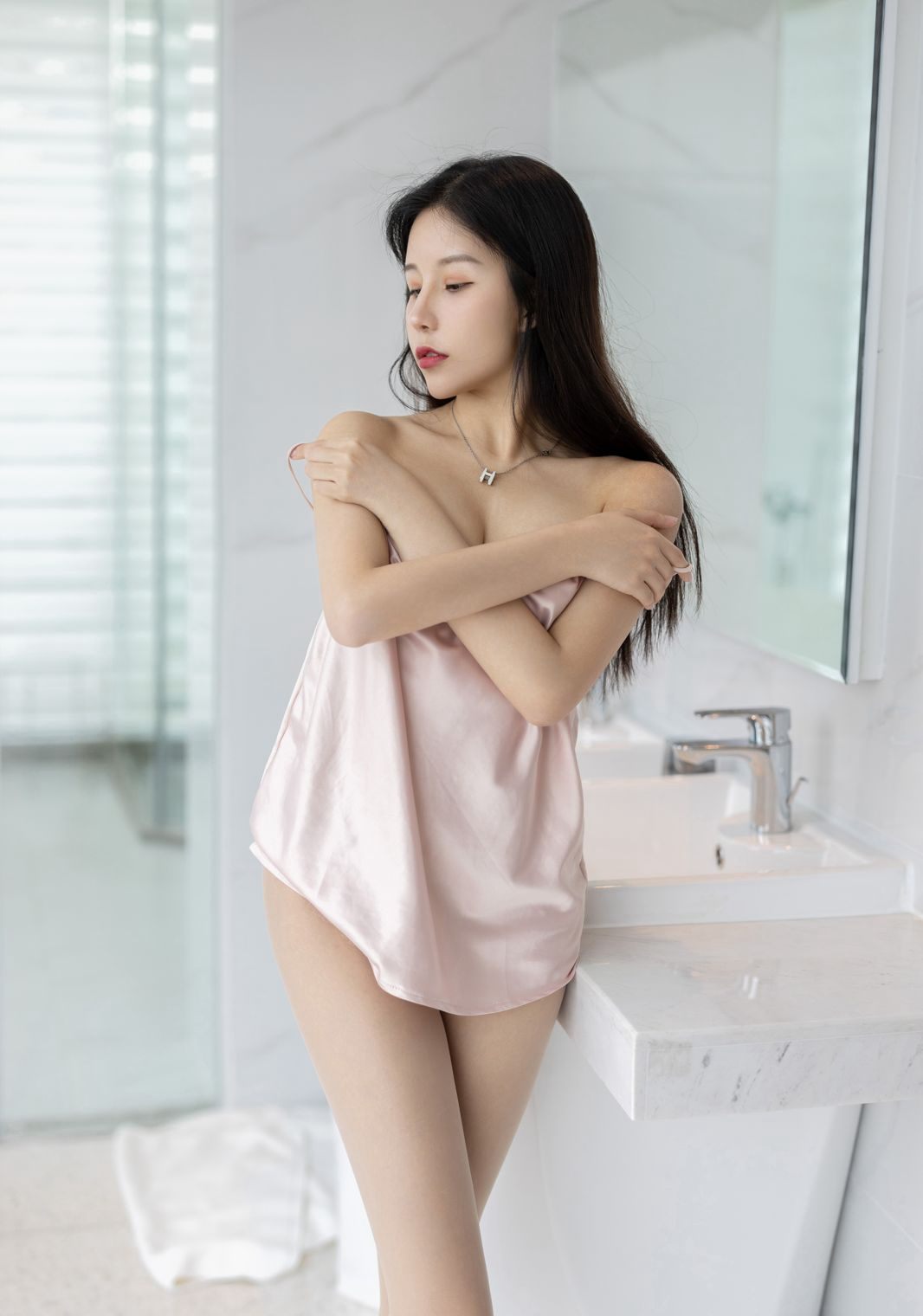 セクシーなミニスカート、肉色ストッキング、長脚の美女、ハイヒールの誘惑、セクシーなストラップ