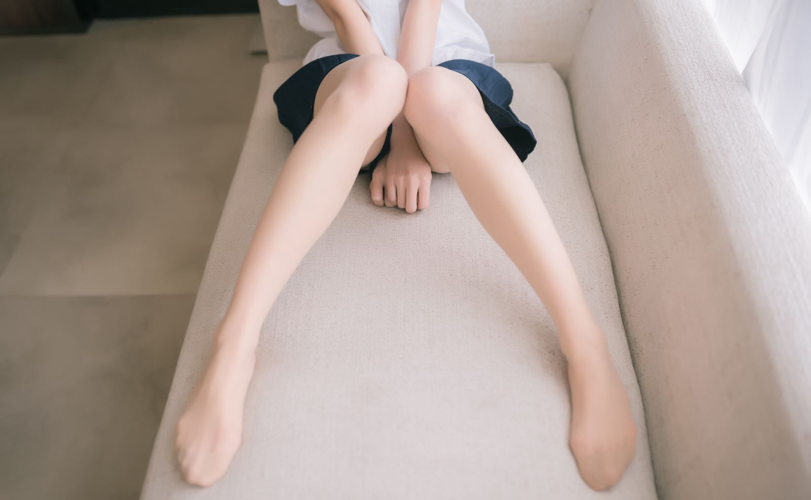 Explicit cosplay in student uniform with flesh-colored stockings, youth film Kitaro, high-definition beautiful legs photoshoot