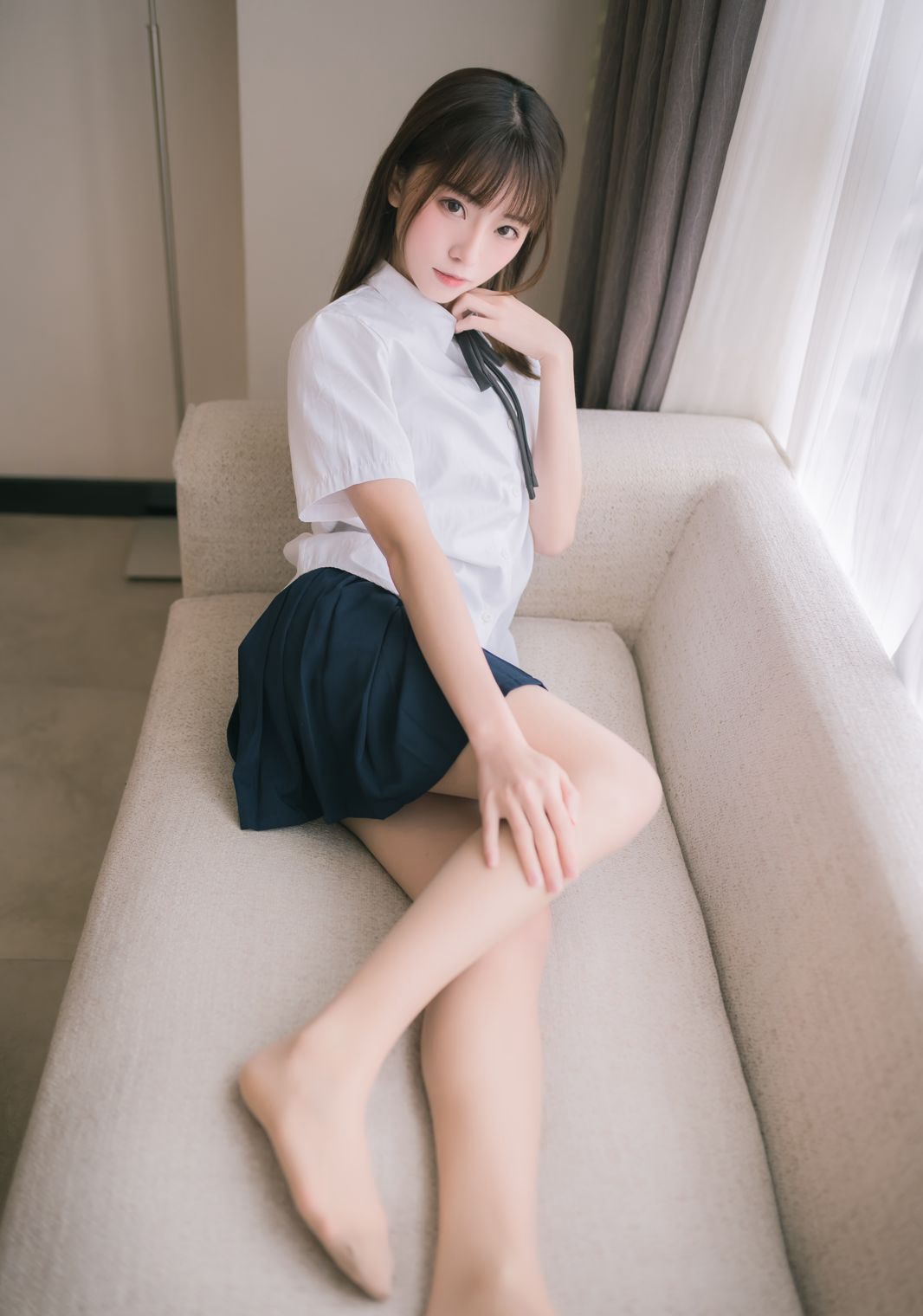 Explicit cosplay in student uniform with flesh-colored stockings, youth film Kitaro, high-definition beautiful legs photoshoot