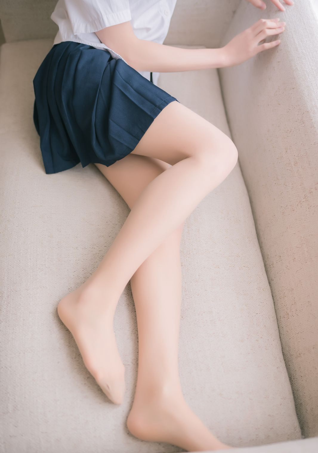 Explicit cosplay in student uniform with flesh-colored stockings, youth film Kitaro, high-definition beautiful legs photoshoot