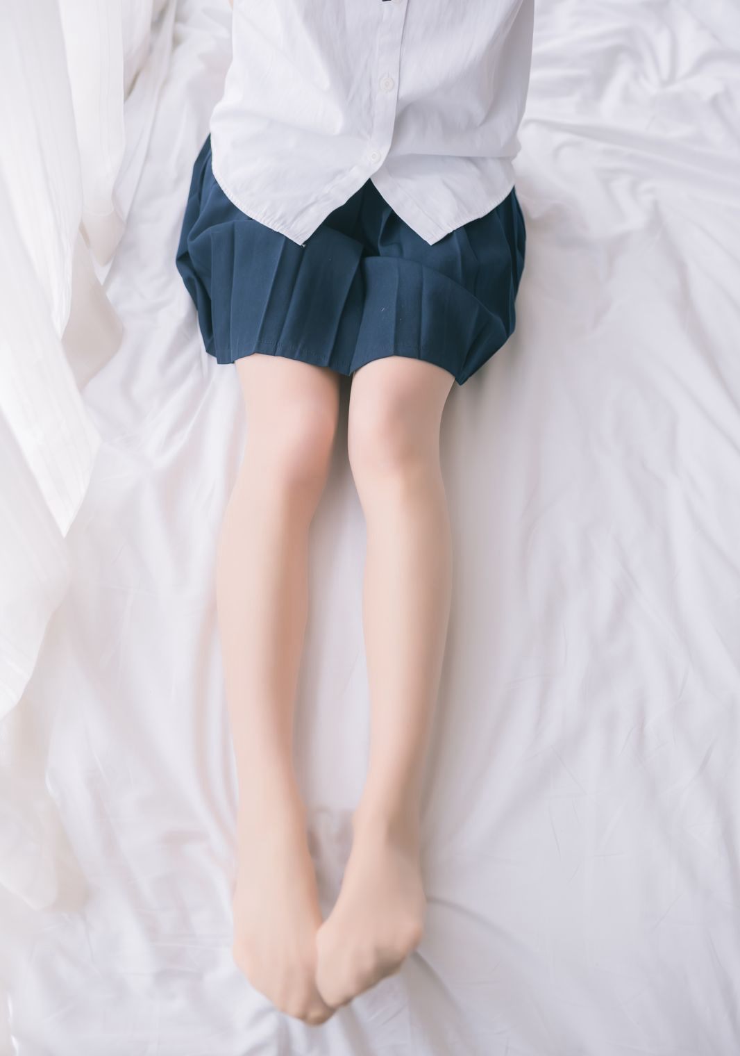 Explicit cosplay in student uniform with flesh-colored stockings, youth film Kitaro, high-definition beautiful legs photoshoot