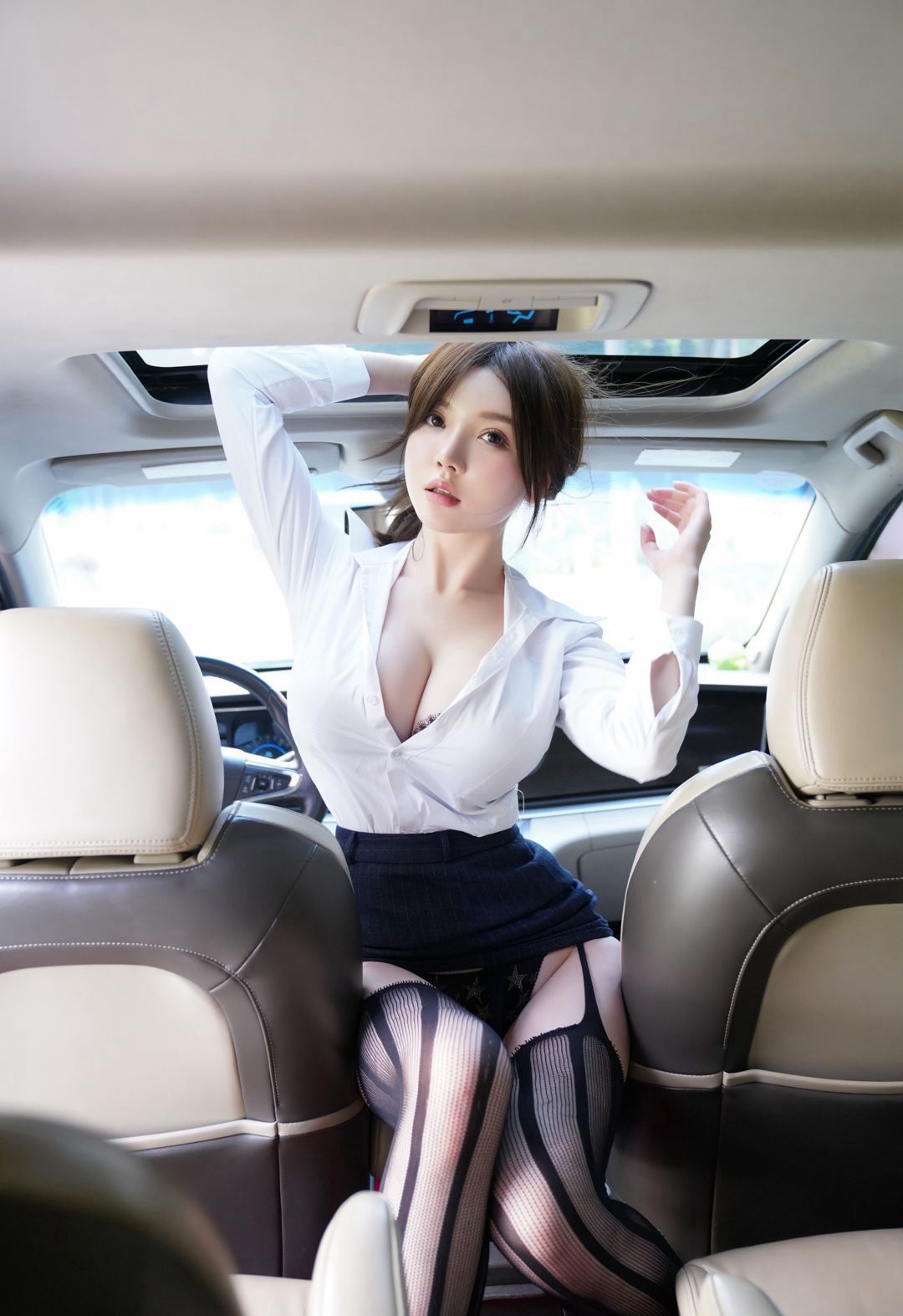 糯美子Mini黑絲美腿誘惑大奶車內誘惑人體寫真