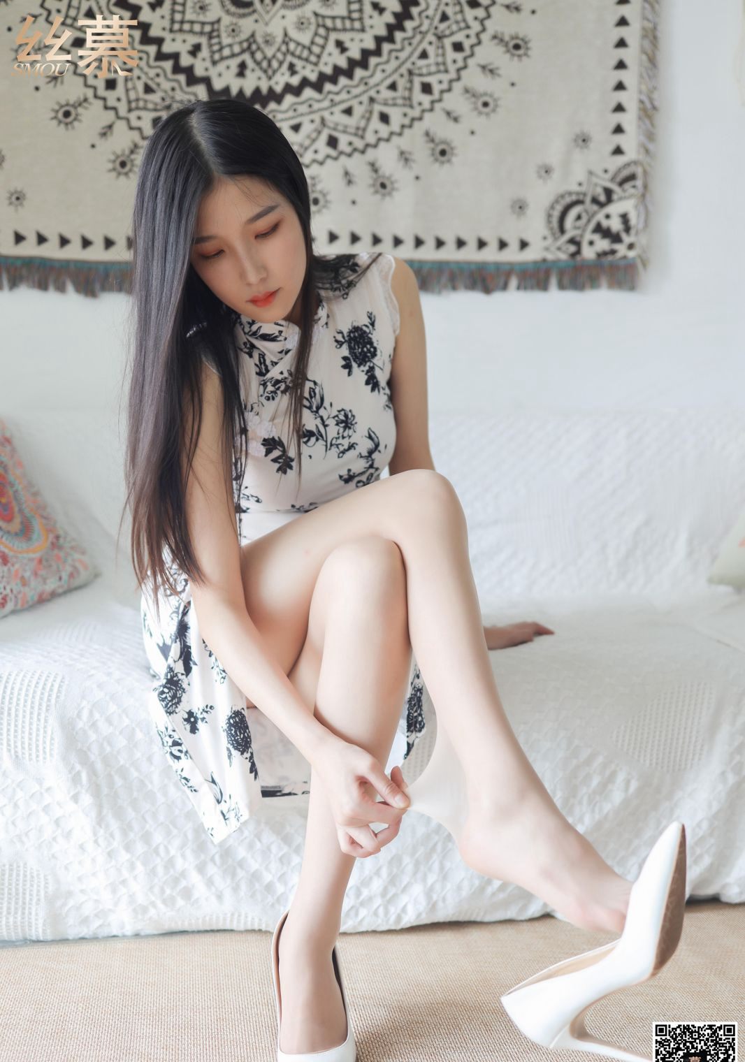 สาวเซ็กซี่ในชุดกิเลโป ขาเร้าใจ ถุงน่องเนื้อ ภาพคมชัดสูงของเท้าสวย写真