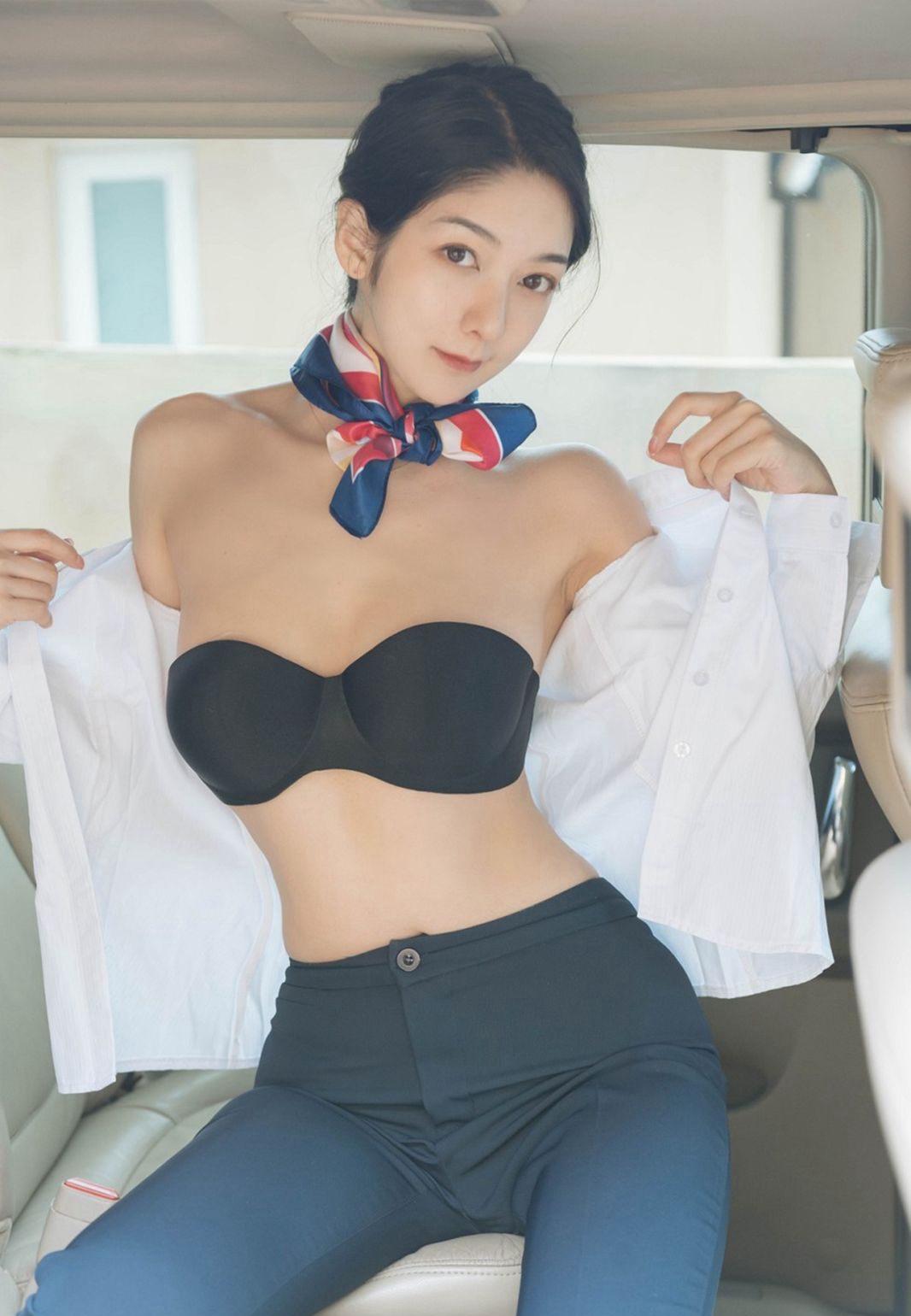 Angela 소열바 차 안에서 공중요원 제복 벗는 살색 스타킹 최고급 옥발 고화질