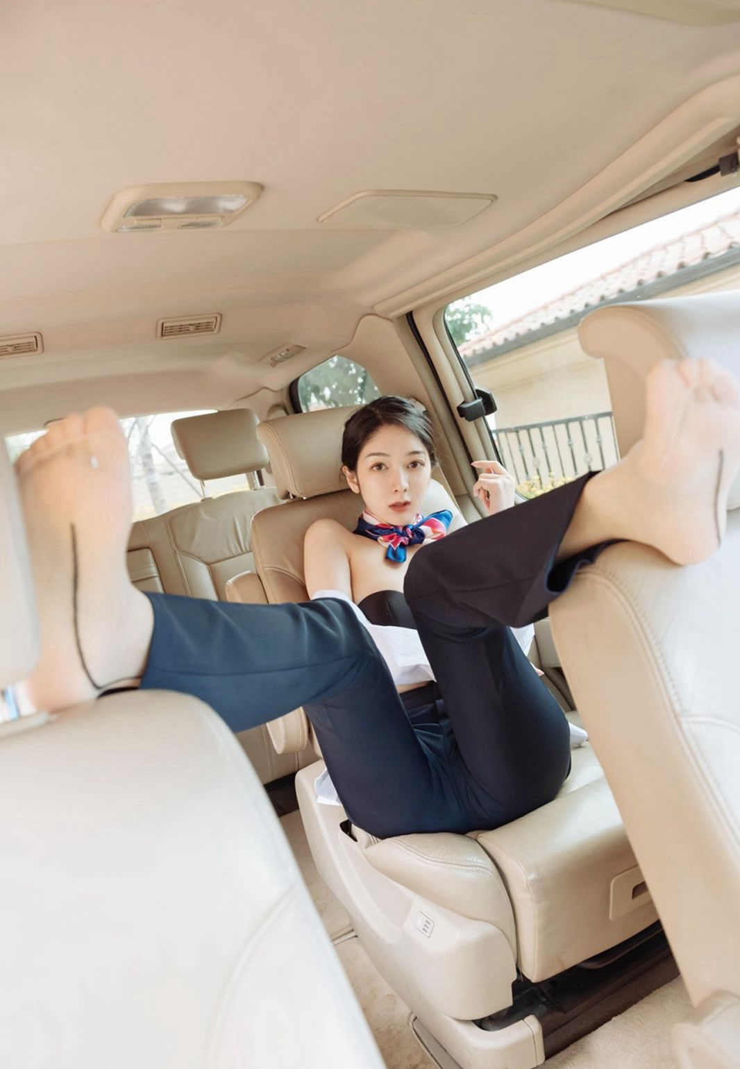 Angela 소열바 차 안에서 공중요원 제복 벗는 살색 스타킹 최고급 옥발 고화질