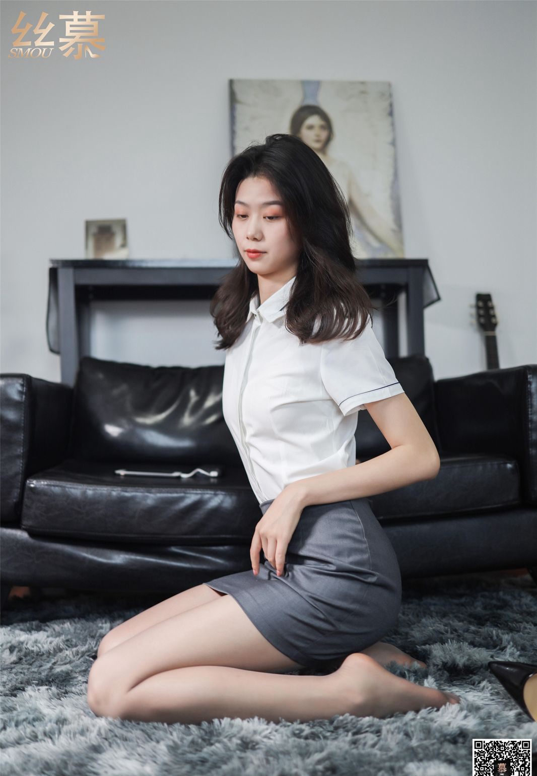 ภาพสาวสวยเซ็กซี่ในชุดยูนิฟอร์ม ถุงน่องสีเทา ขาและเท้าสวย ถอดถุงน่อง ความคมชัดสูง