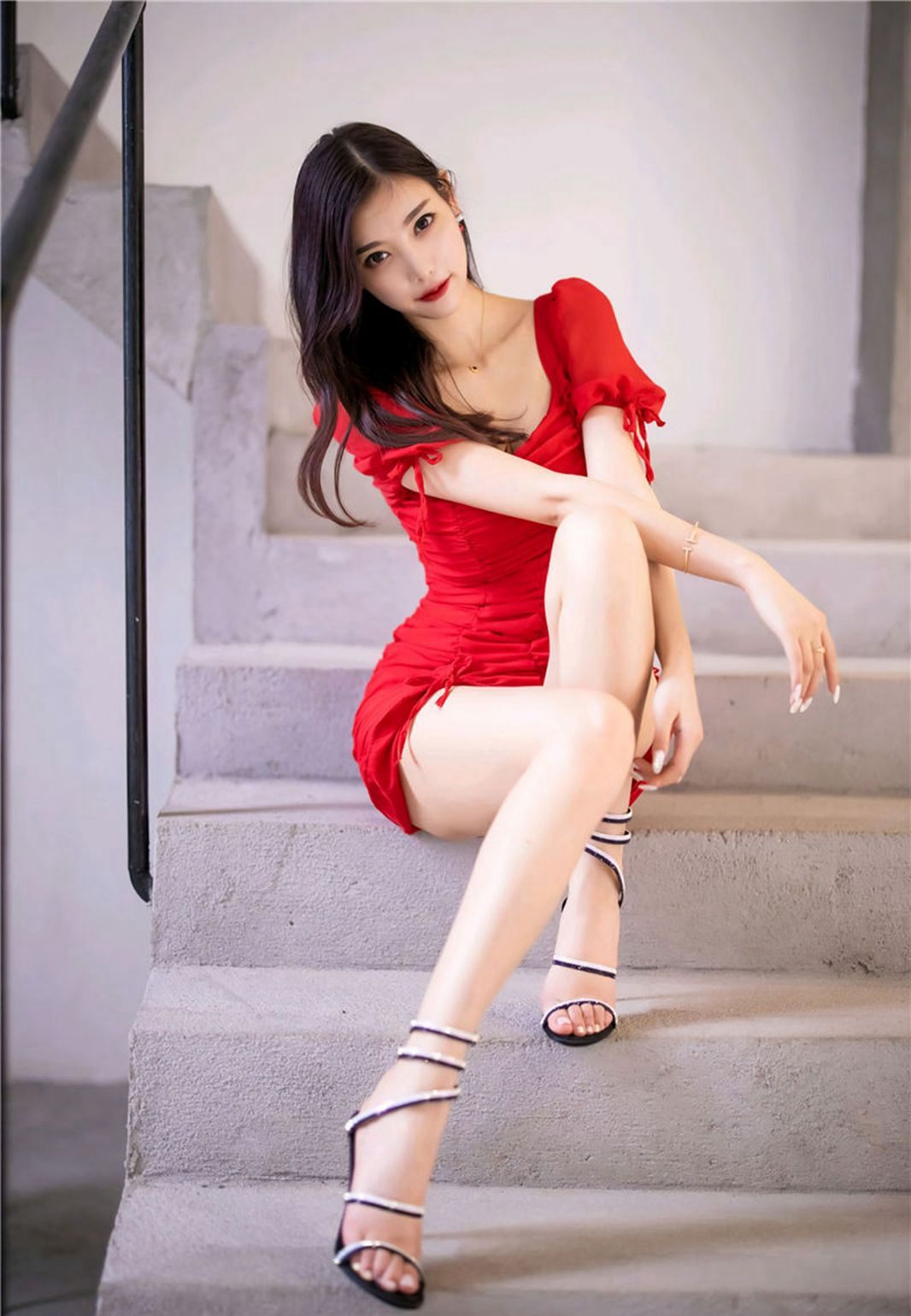 หยางเฉินเฉิน ซูก้าร์ รูปร่างสูงโปร่ง บุคลิกดีงาม ขาสวย เท้าสวยใส่รองเท้าแตะ ภาพถ่ายความคมชัดสูง