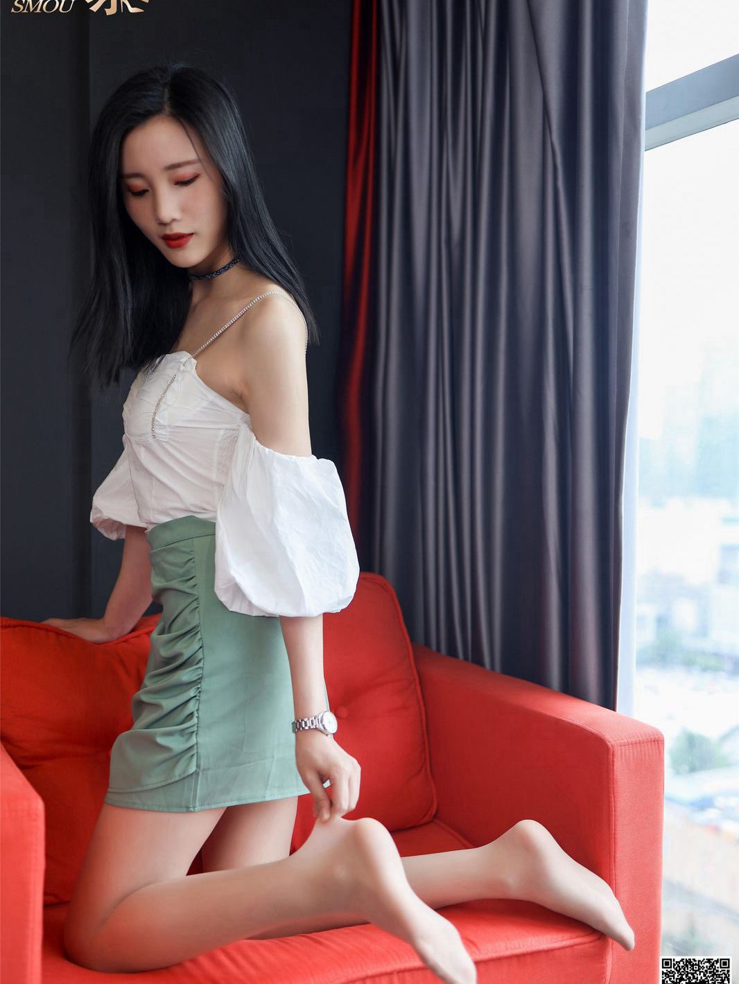 최고급 미녀가 살색 스타킹을 벗고 아름다운 다리를 강조하는 고화질 미려한 발 하이힐 사진
