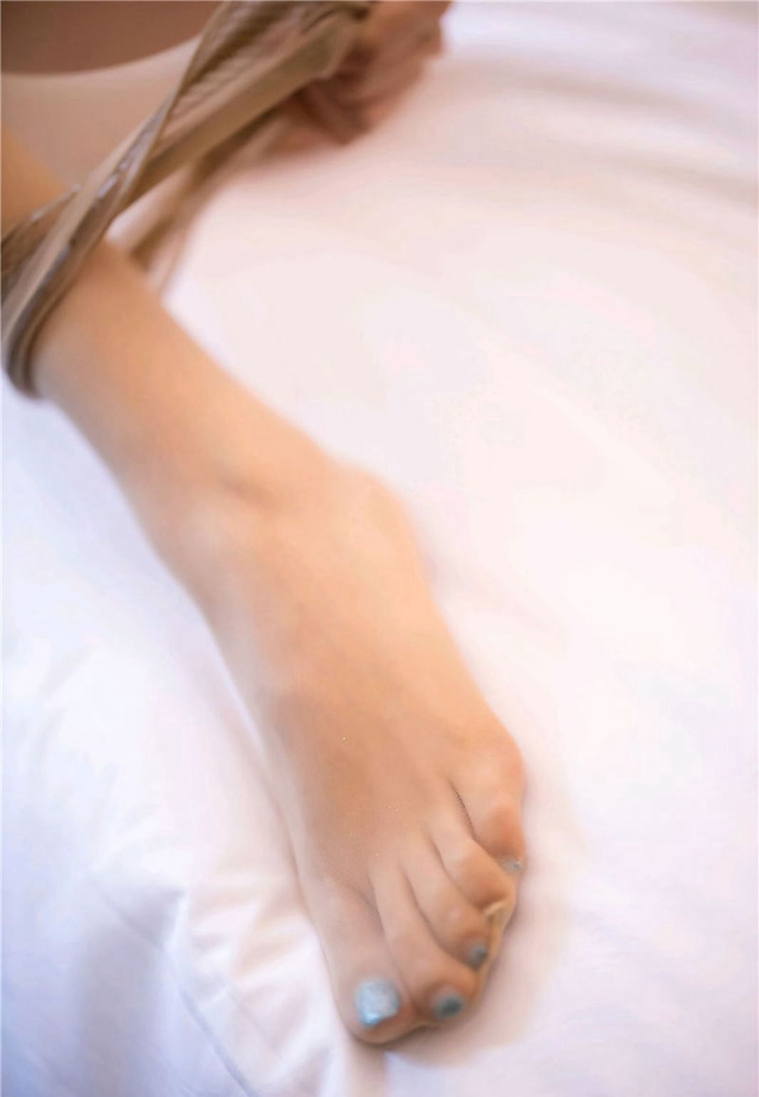 Curvy Beauty Huang Le Ran: Premium Thong, Flesh-Colored Stockings, Seductive Large-Size Nude Photography