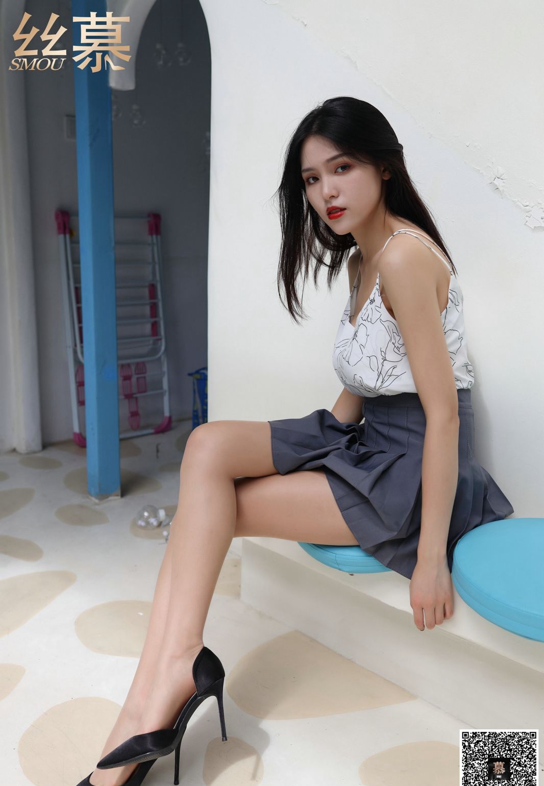 Ảnh nude chất lượng cao của mỹ nhân quyến rũ với chân dài, tất thịt, chân ngọc và đồng phục cực phẩm.