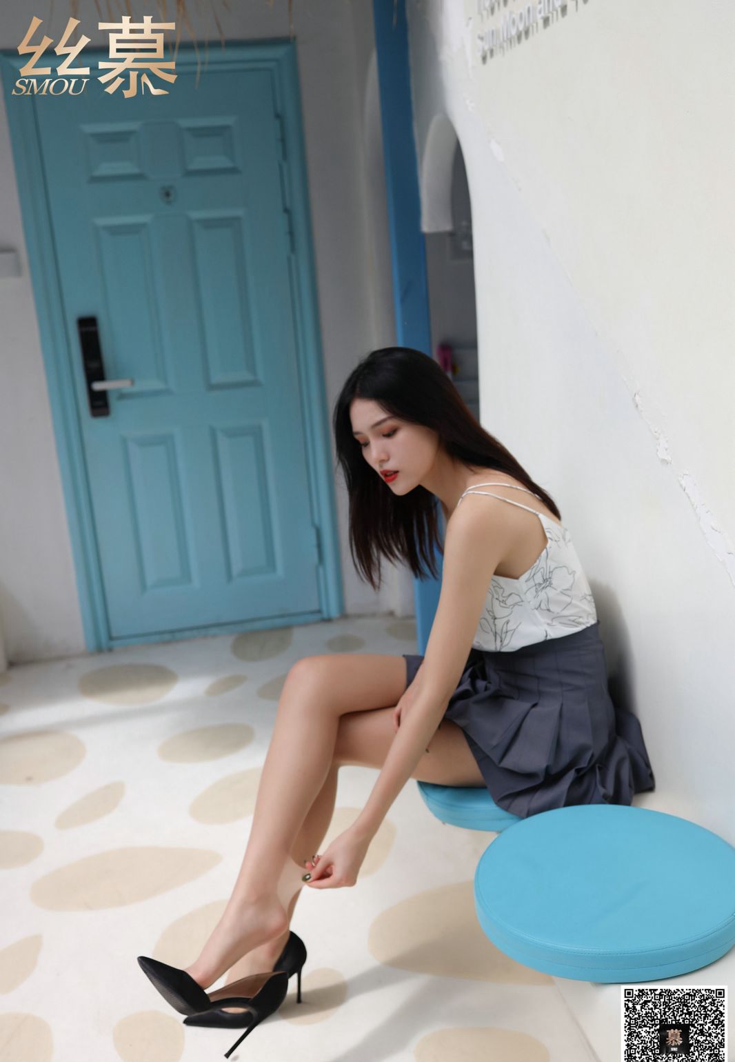Ảnh nude chất lượng cao của mỹ nhân quyến rũ với chân dài, tất thịt, chân ngọc và đồng phục cực phẩm.