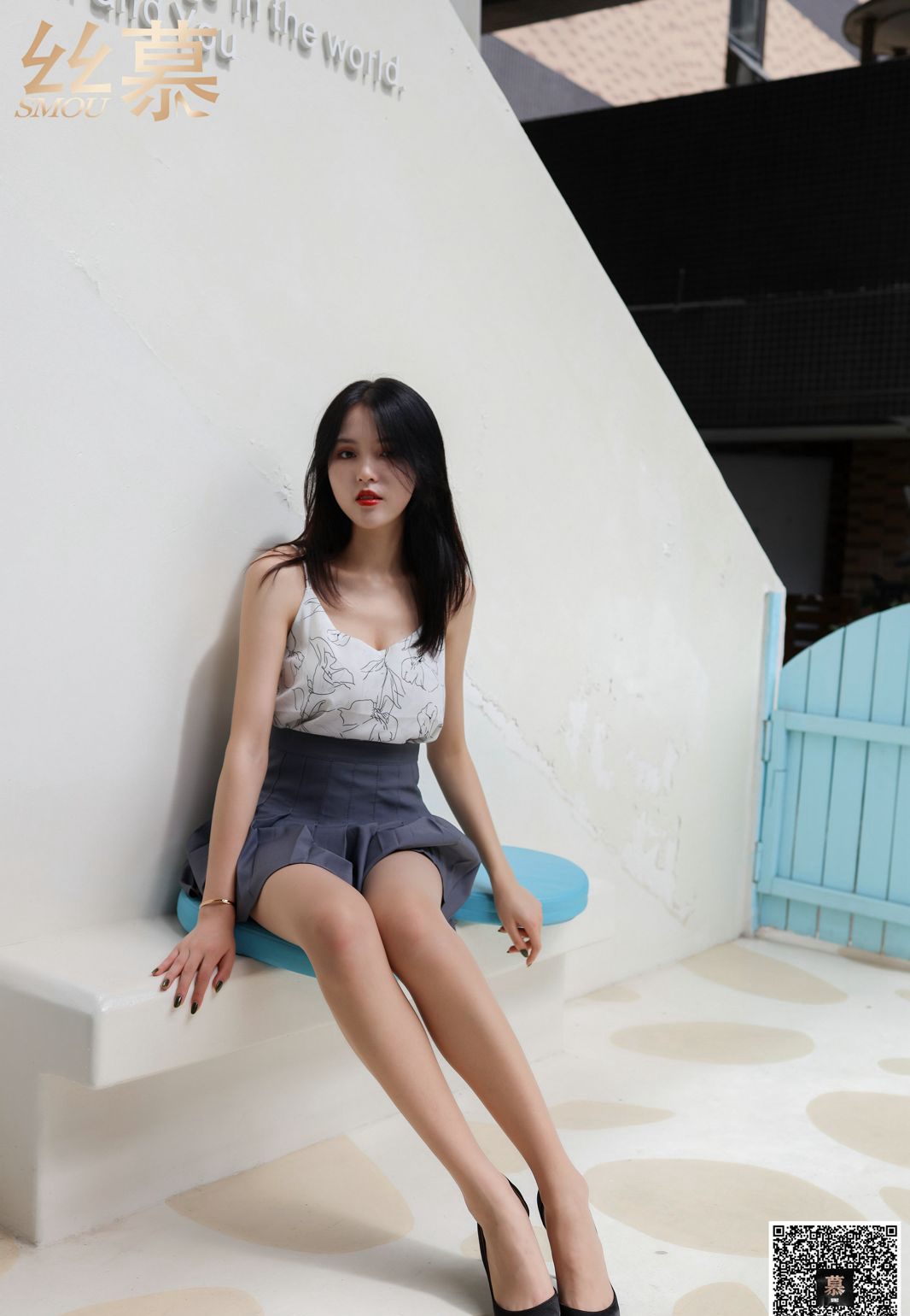 Ảnh nude chất lượng cao của mỹ nhân quyến rũ với chân dài, tất thịt, chân ngọc và đồng phục cực phẩm.