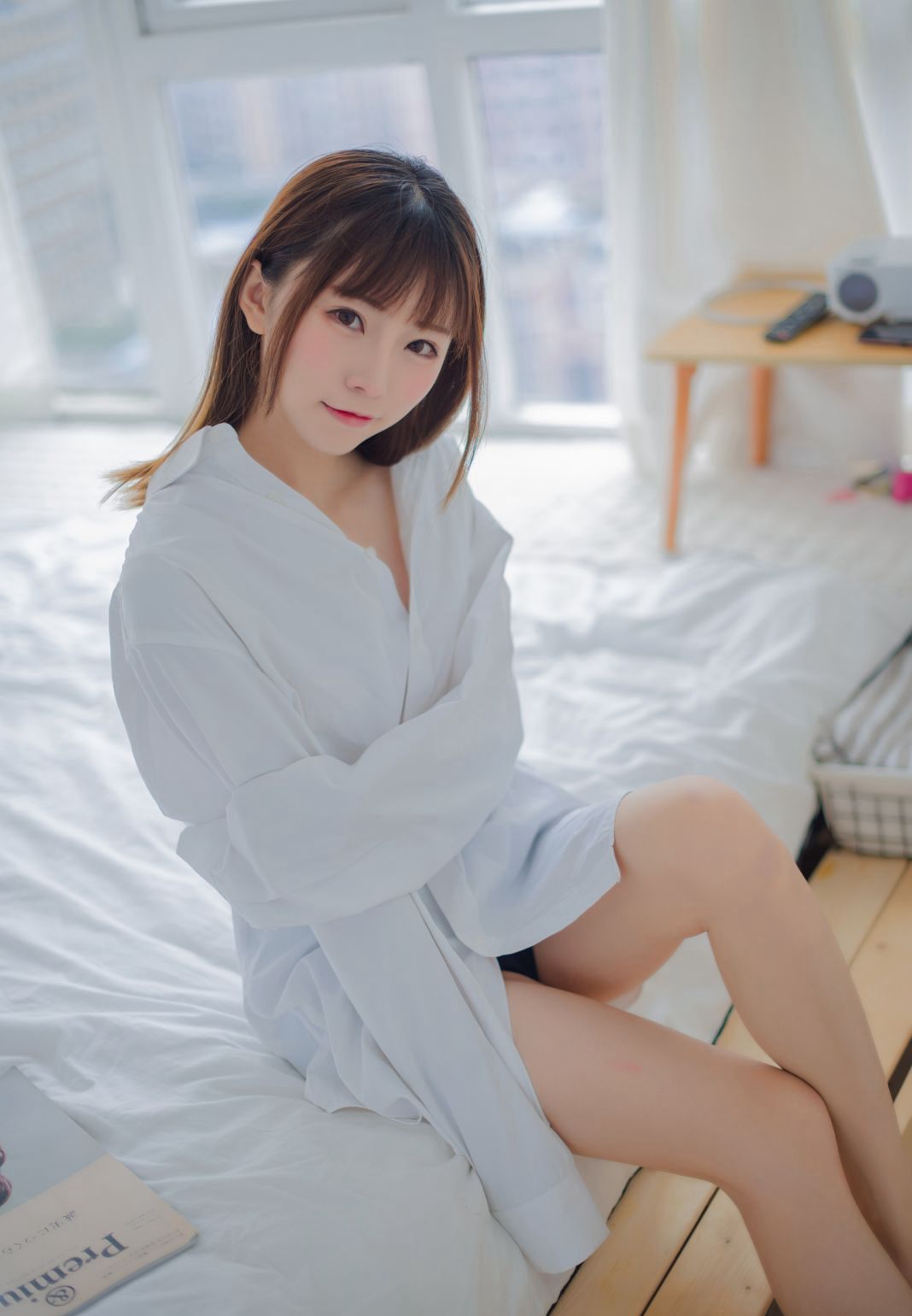 하얀 피부의 여신 코서 키타로의 섹시하고 부드러운 백색 아름다운 다리, 백색 옥발 대규모 사진