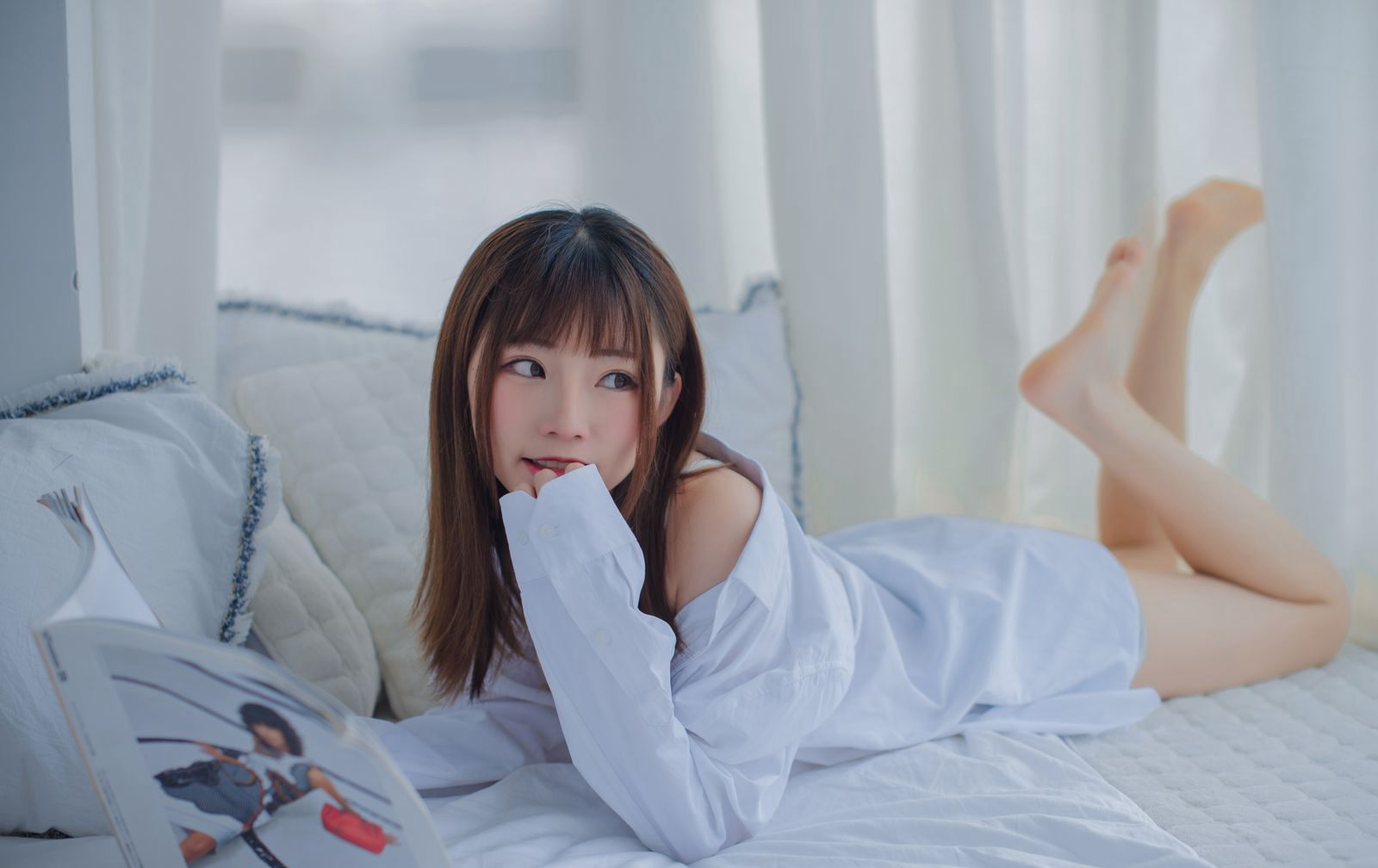 하얀 피부의 여신 코서 키타로의 섹시하고 부드러운 백색 아름다운 다리, 백색 옥발 대규모 사진