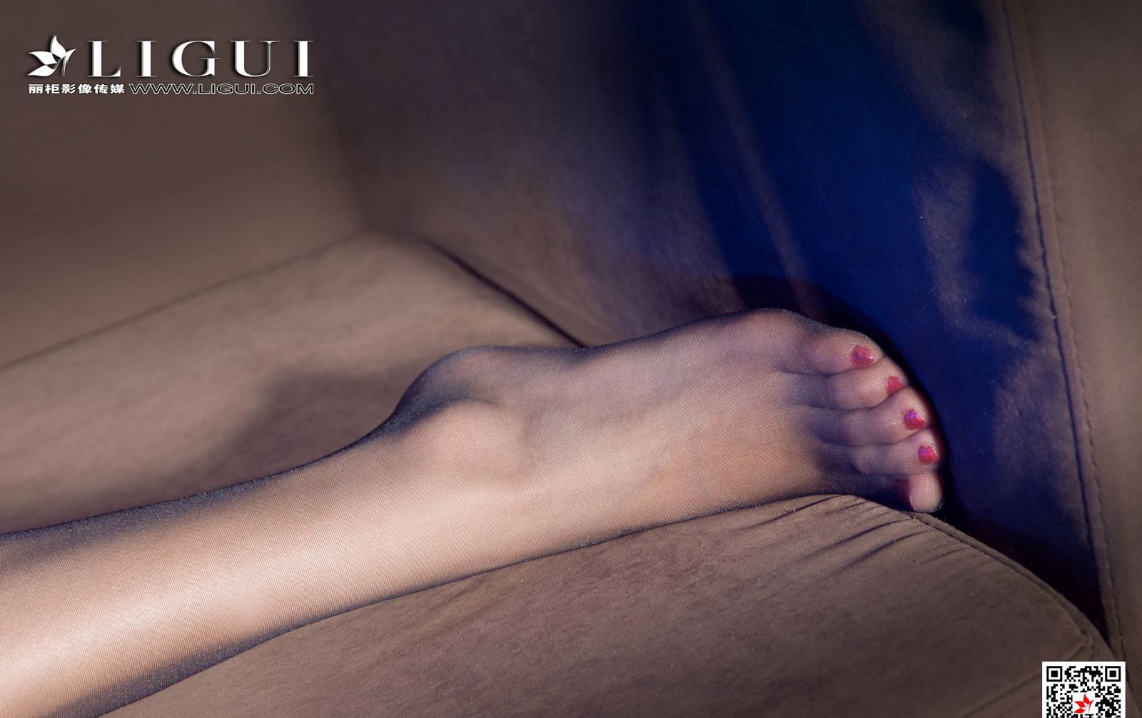 Mẫu chân sexy Mandy với tất đen, chân đẹp sexy giày cao gót quyến rũ chân ngọc.