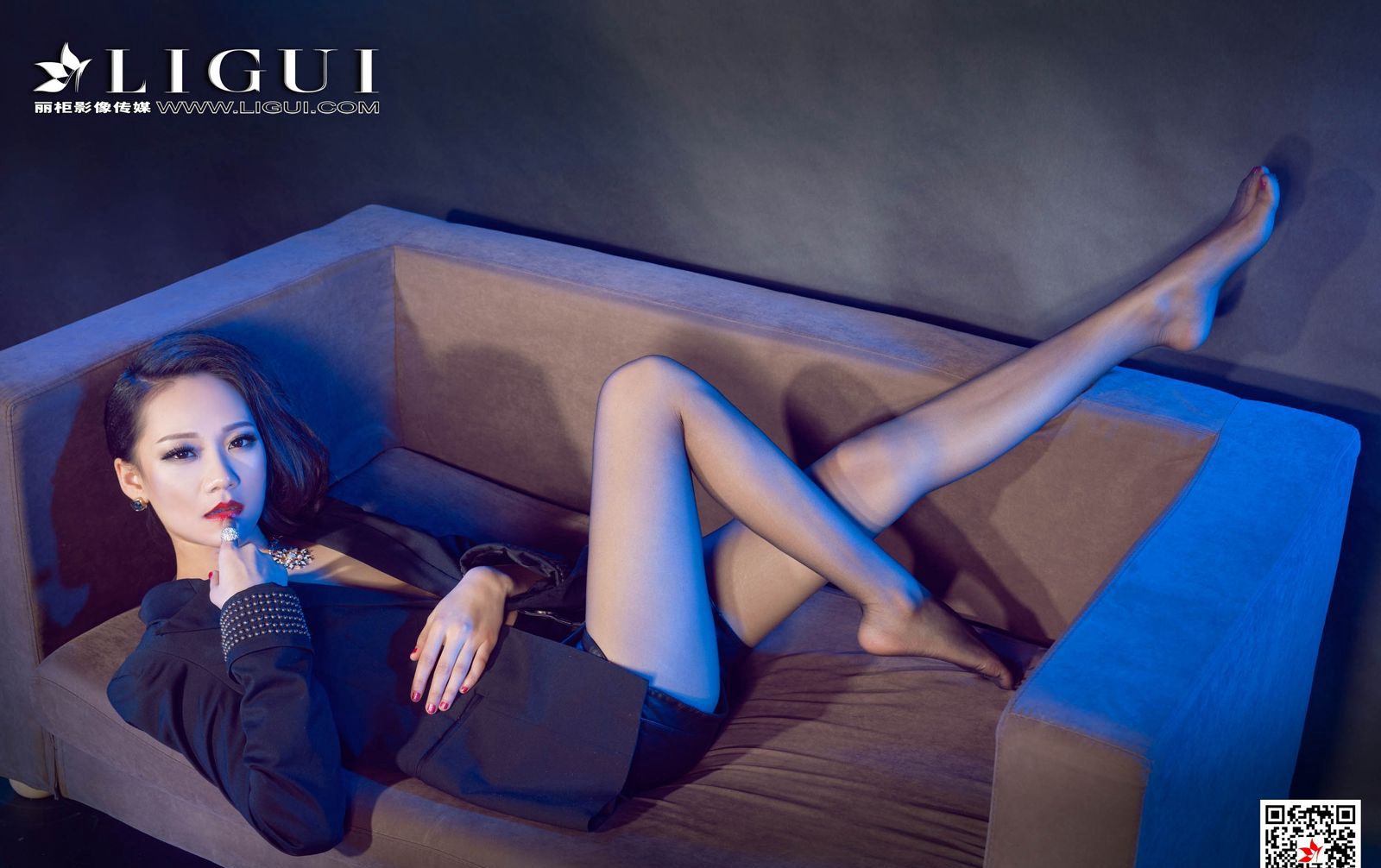 Mẫu chân sexy Mandy với tất đen, chân đẹp sexy giày cao gót quyến rũ chân ngọc.