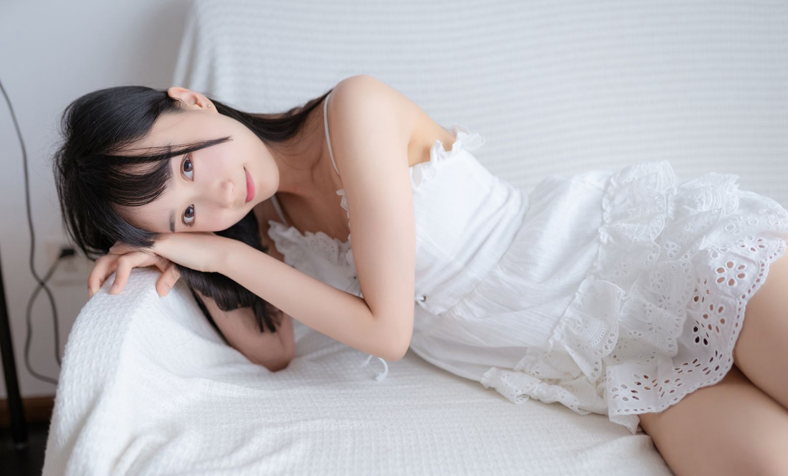 COS beautiful woman with explicit fair skin, seductive beautiful legs, top-quality jade feet that are drool-worthy.