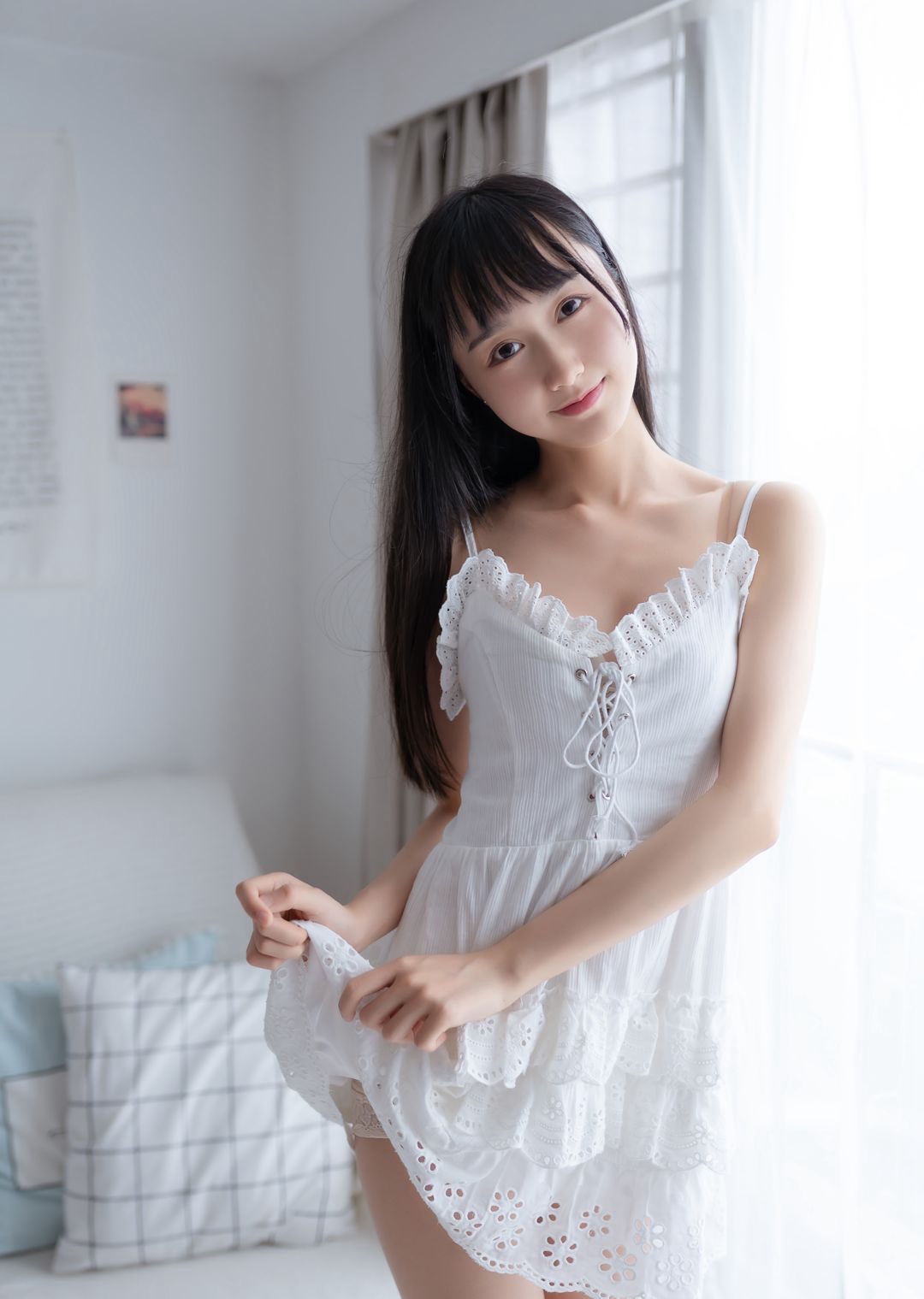 COS beautiful woman with explicit fair skin, seductive beautiful legs, top-quality jade feet that are drool-worthy.
