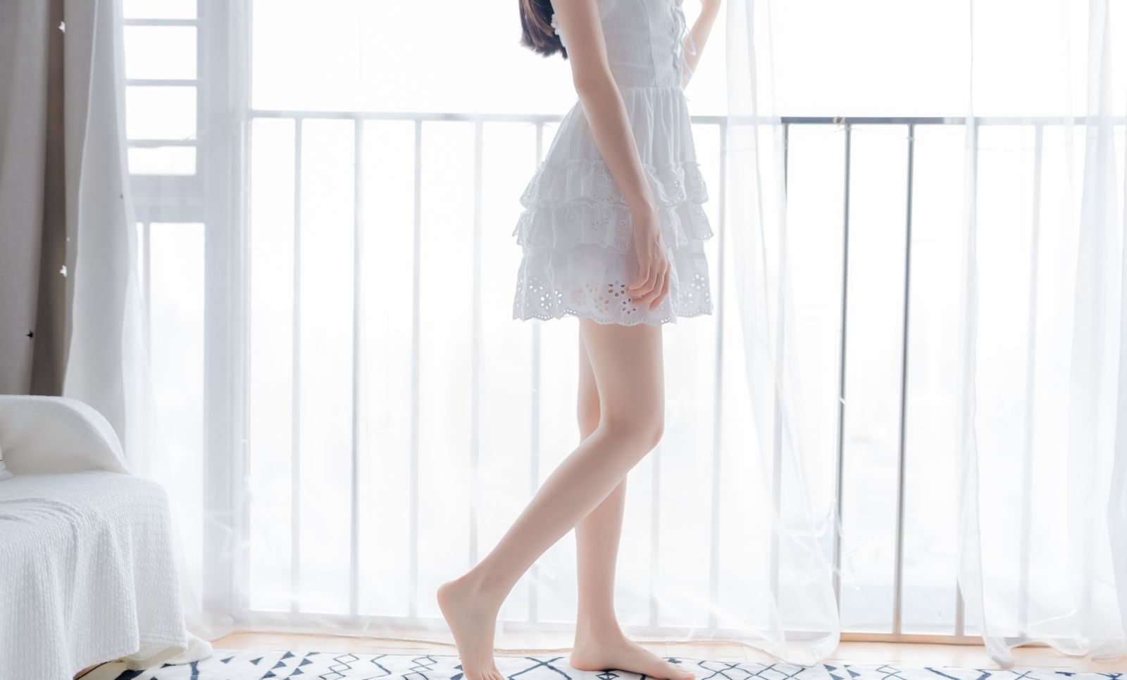 COS beautiful woman with explicit fair skin, seductive beautiful legs, top-quality jade feet that are drool-worthy.