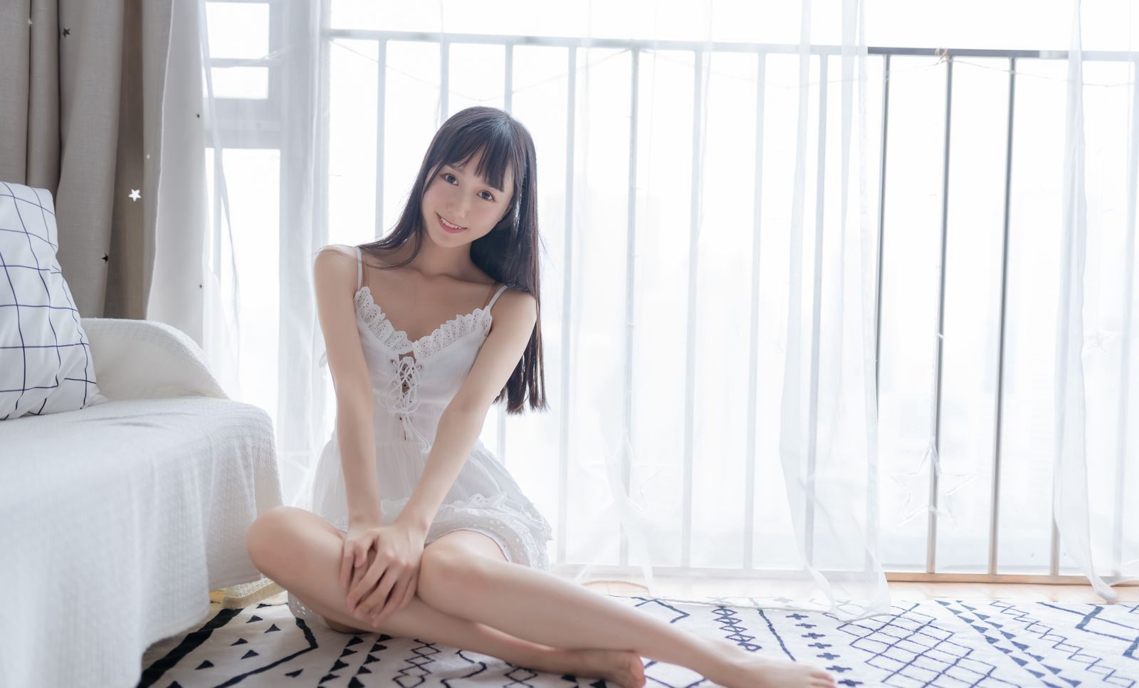COS beautiful woman with explicit fair skin, seductive beautiful legs, top-quality jade feet that are drool-worthy.