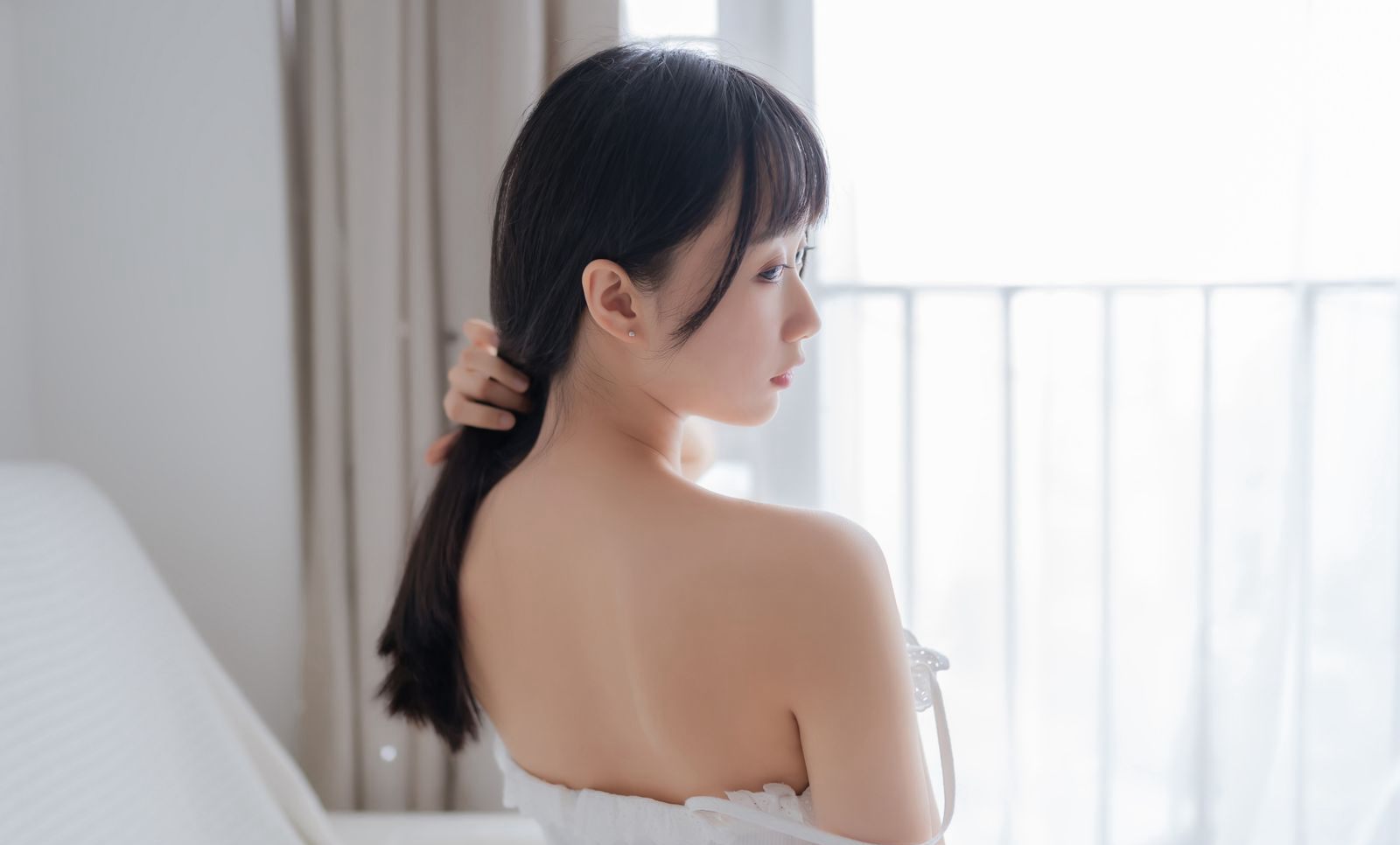 코스프레 미녀의 대담한 하얀 피부가 유혹적인 아름다운 다리와 최고급 옥발을 자랑하며 군침을 돌게 하다