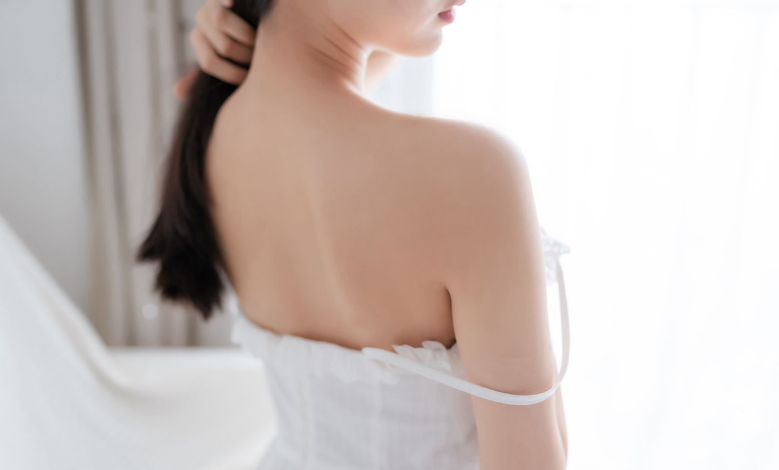 코스프레 미녀의 대담한 하얀 피부가 유혹적인 아름다운 다리와 최고급 옥발을 자랑하며 군침을 돌게 하다