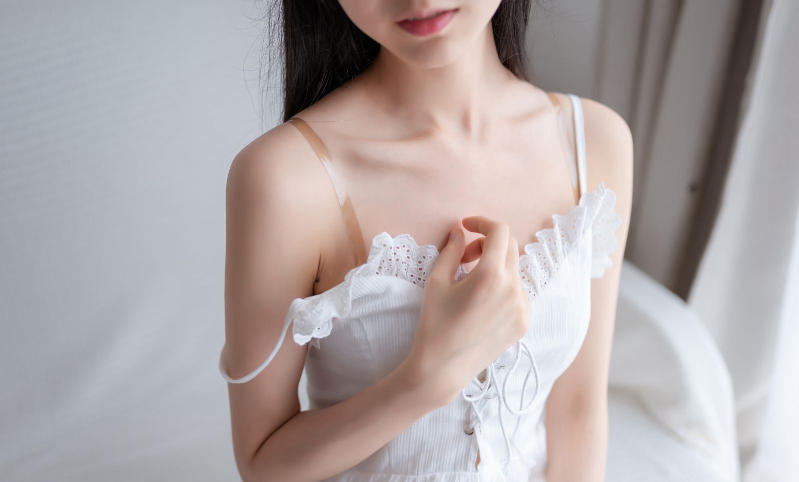코스프레 미녀의 대담한 하얀 피부가 유혹적인 아름다운 다리와 최고급 옥발을 자랑하며 군침을 돌게 하다