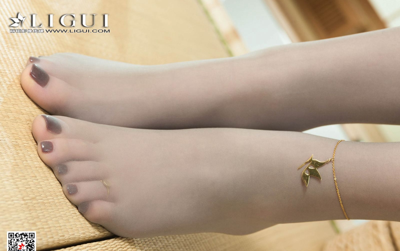 Sexy gray silk beauty tempting with tender white round buttocks, large-scale high-definition jade feet pictures