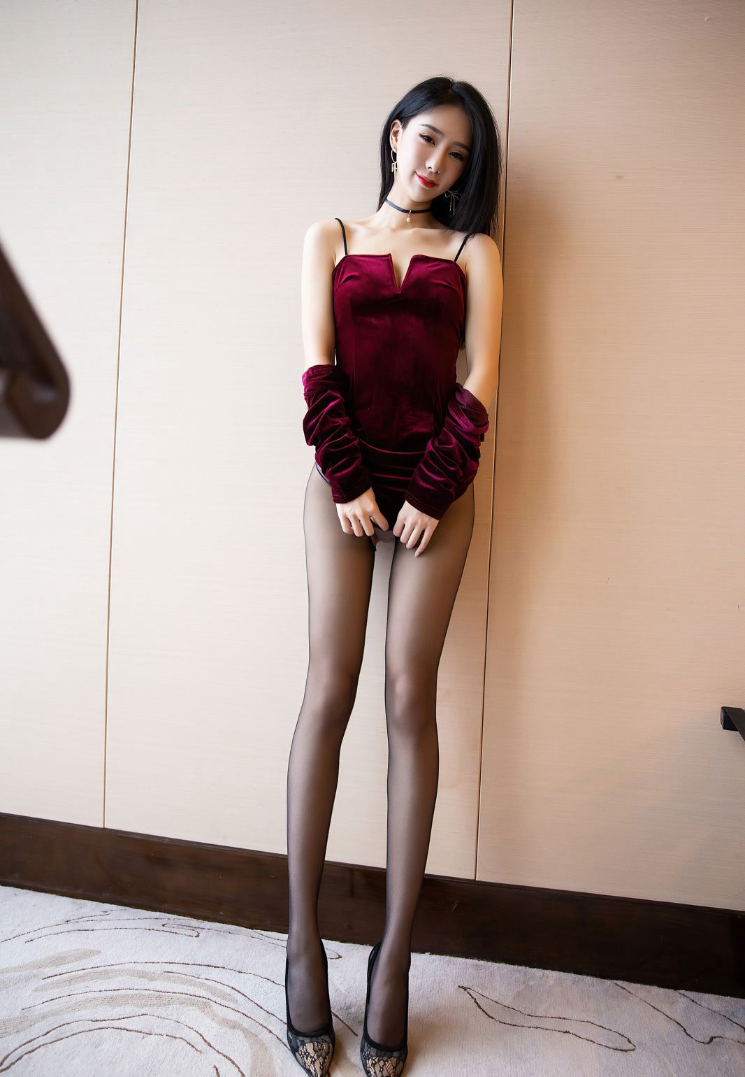 ภาพถ่ายมนุษย์ขนาดใหญ่ สุดยอดสาวสูงโปร่ง สวมถุงน่องดำ ก้นสวย ขายาว ส้นสูง เท้าสวย